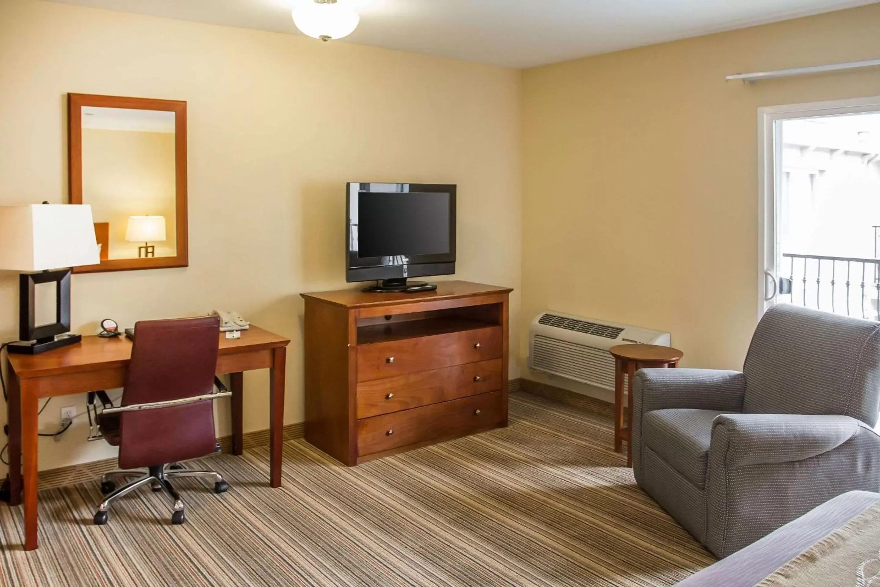 Photo of the whole room, TV/Entertainment Center in Comfort Inn Cockatoo Near LAX