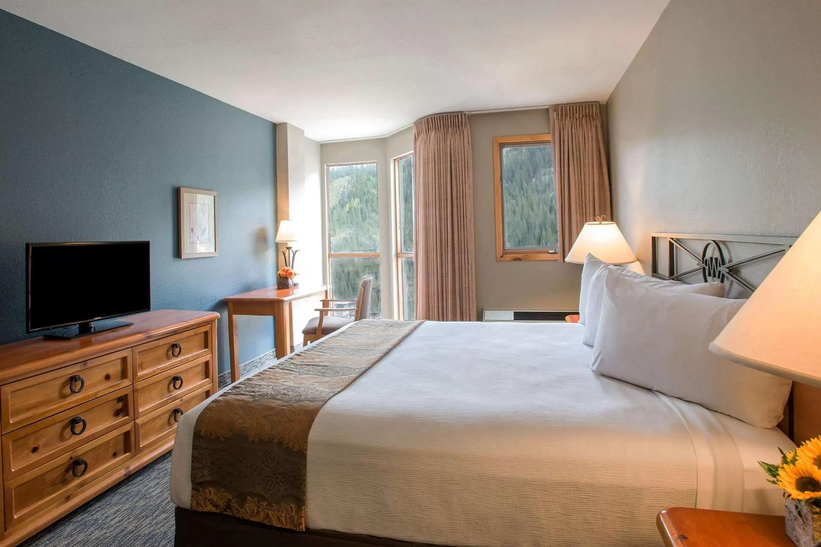 Photo of the whole room, Bed in Winter Park Mountain Lodge Photo of the whole room, Bed in Winter Park Mountain Lodge