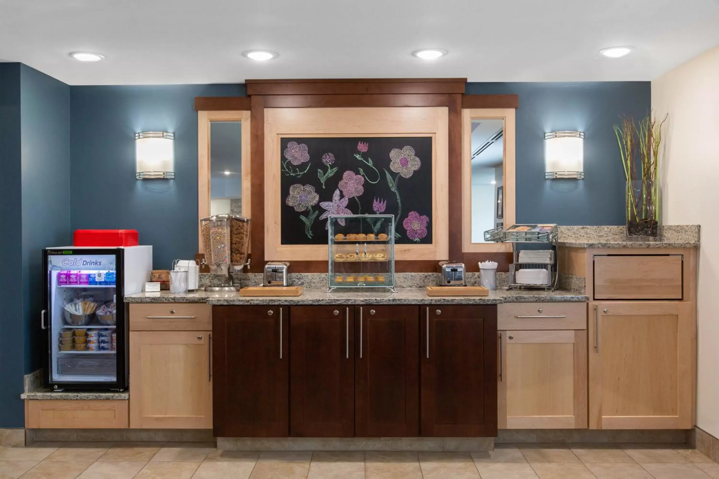 Buffet breakfast, Kitchen/Kitchenette in AmericInn by Wyndham Sioux Falls North