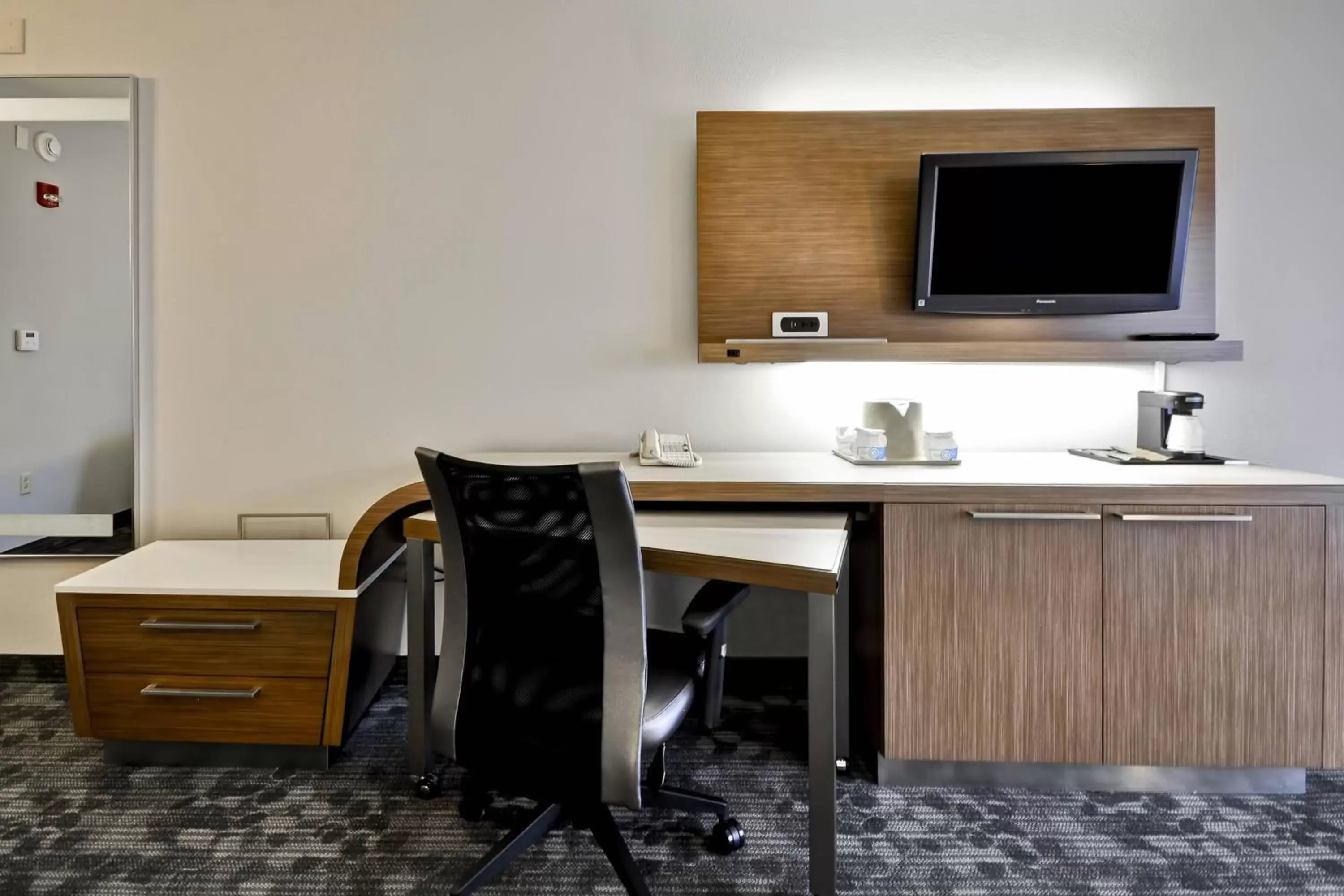 Photo of the whole room, TV/Entertainment Center in Courtyard by Marriott Dalton