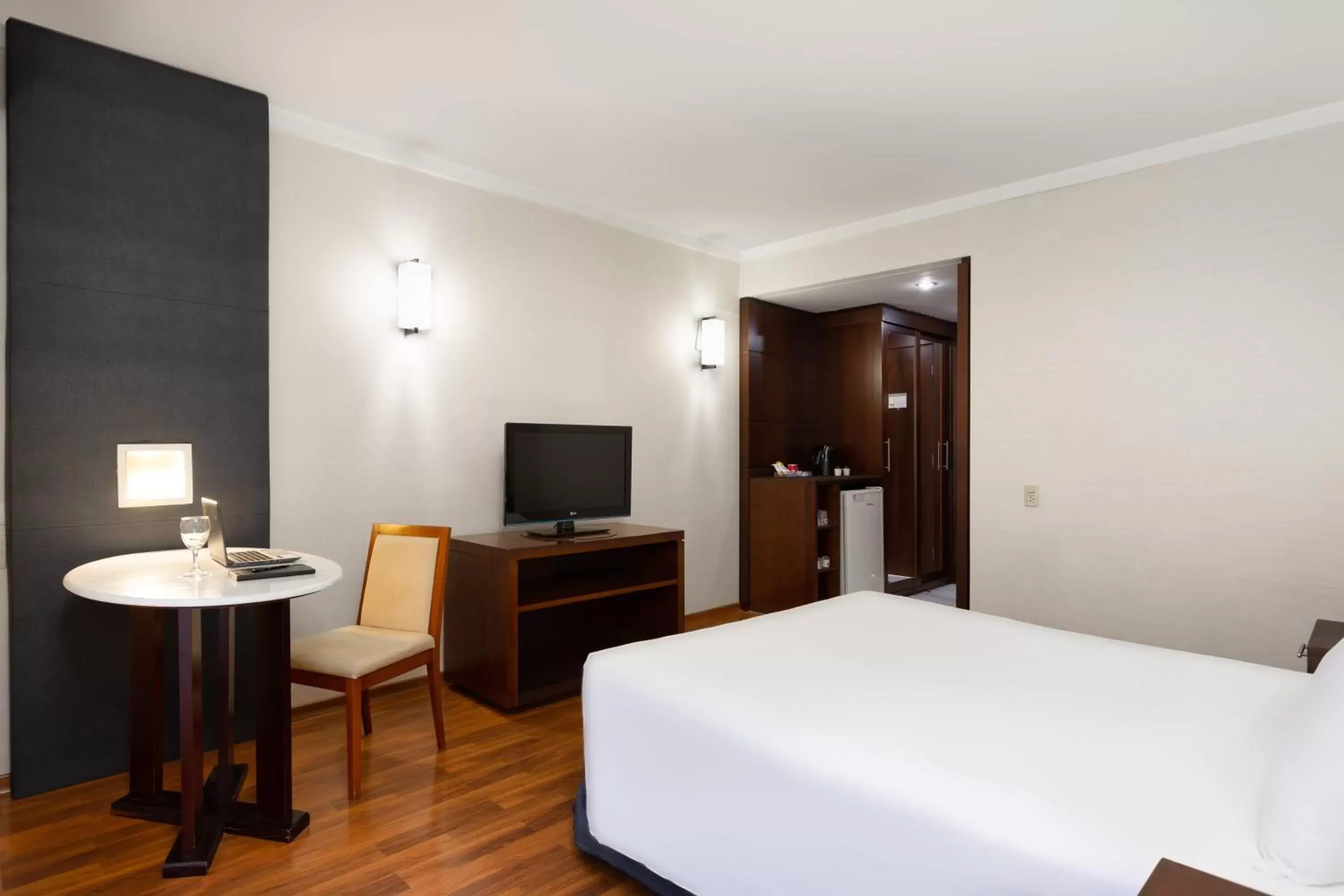 Bed, TV/Entertainment Center in Mercure Sao Paulo Grand Plaza Paulista