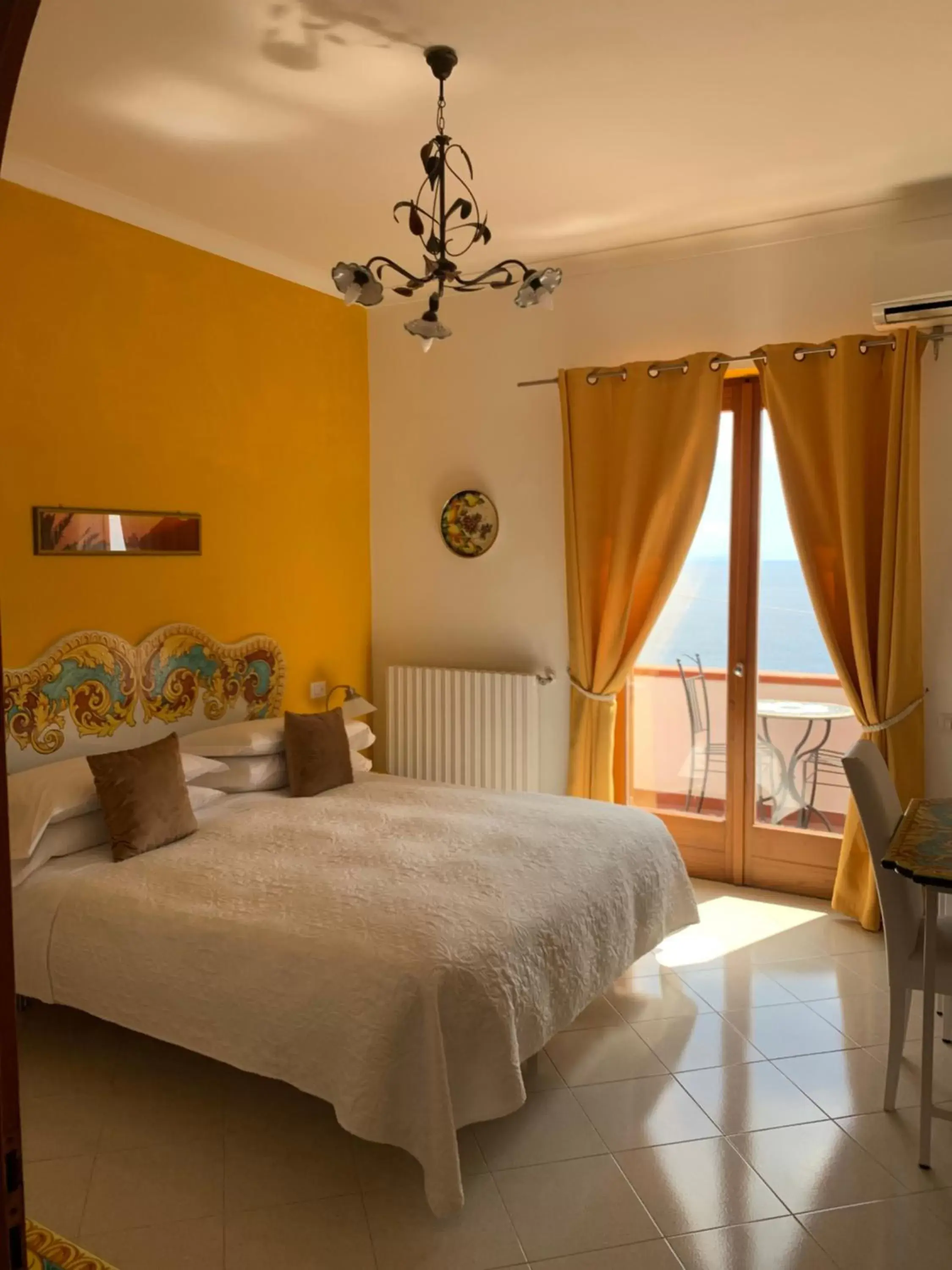 Bedroom, Bed in Il Giardino Dei Limoni