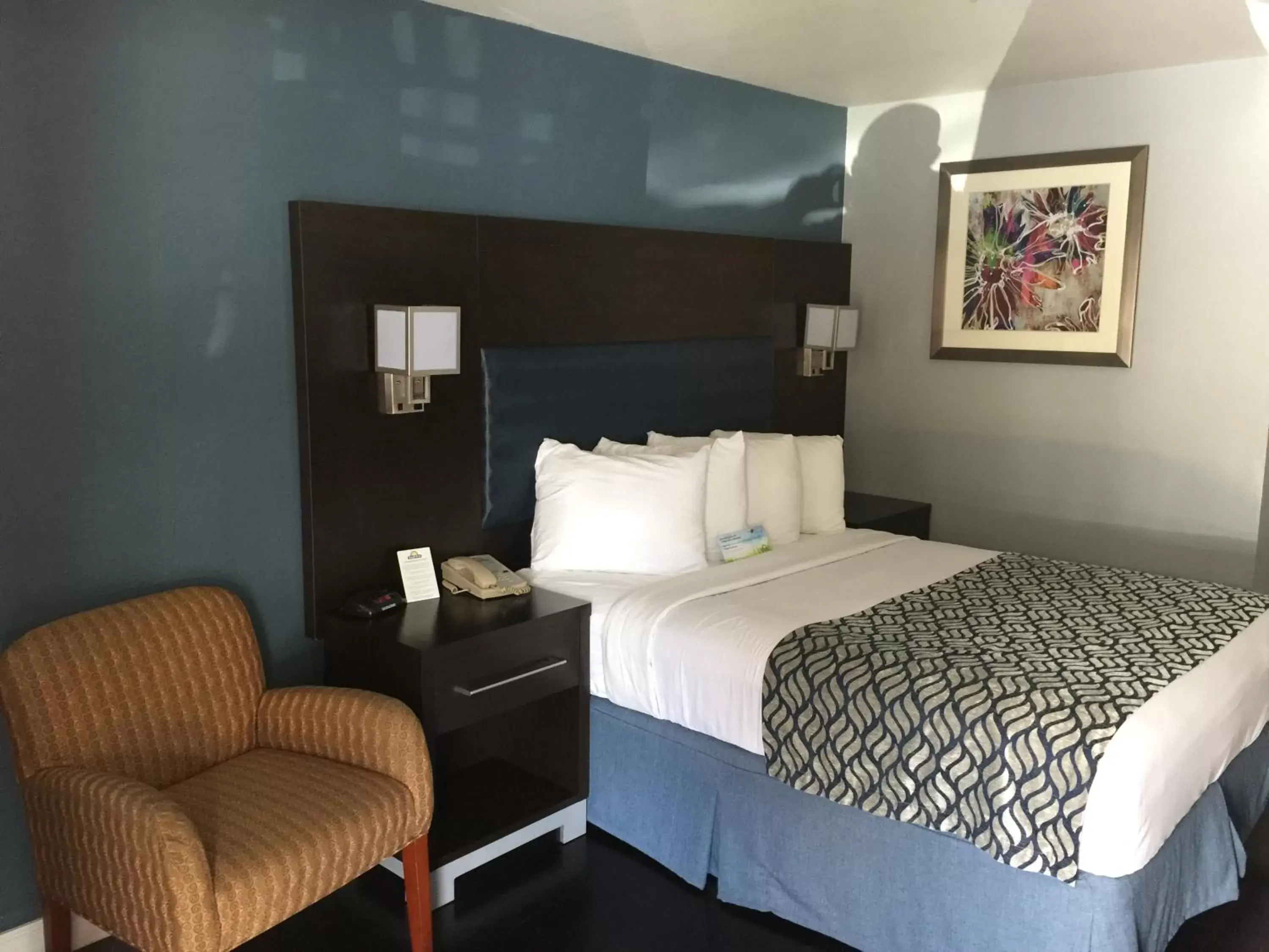 Living room, Bed in Days Inn by Wyndham Austin/University/Downtown