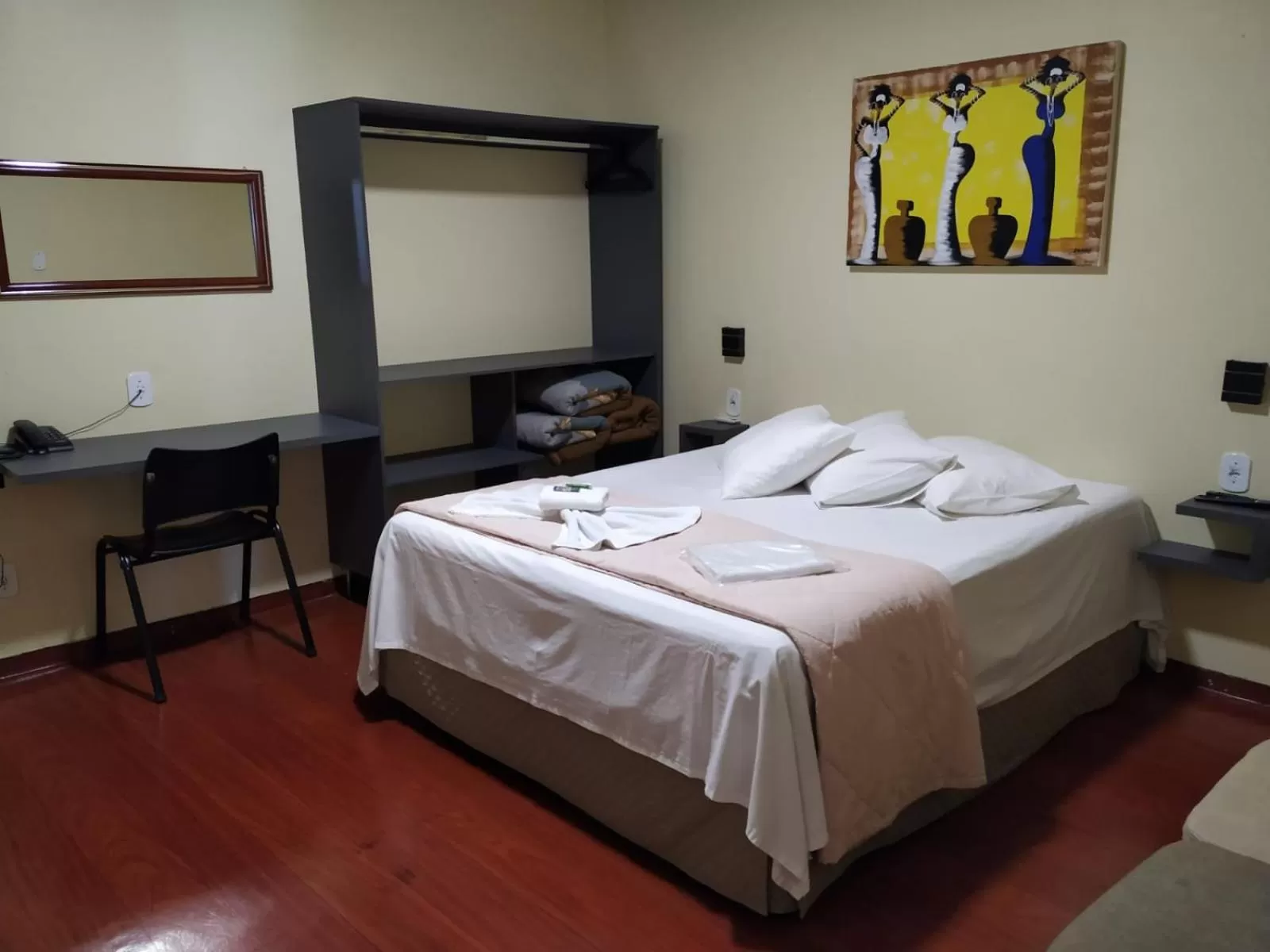 Photo of the whole room, Bed in Hotel Garfo de Ouro