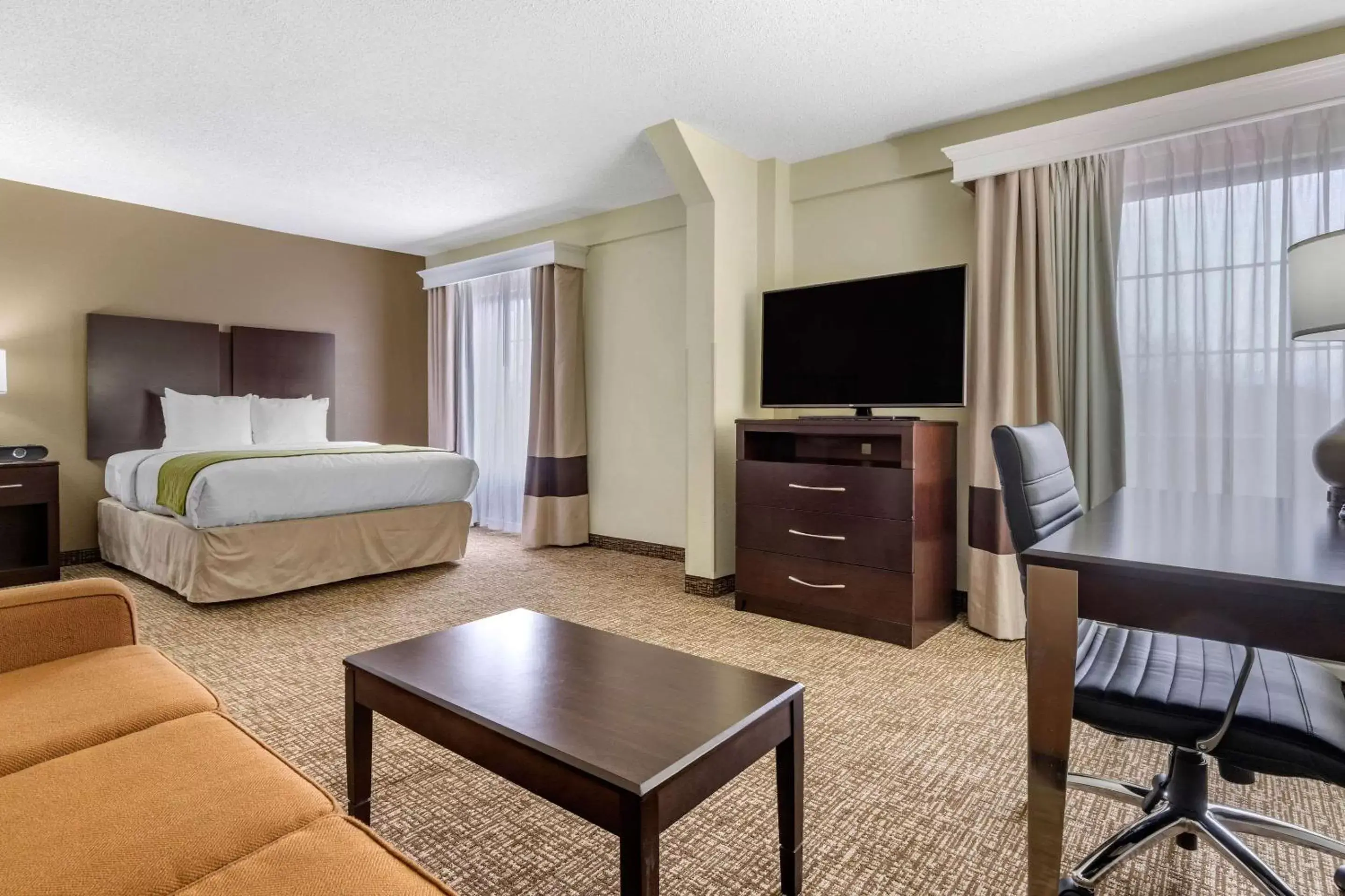 Bedroom, TV/Entertainment Center in Comfort Inn & Suites Lake Norman