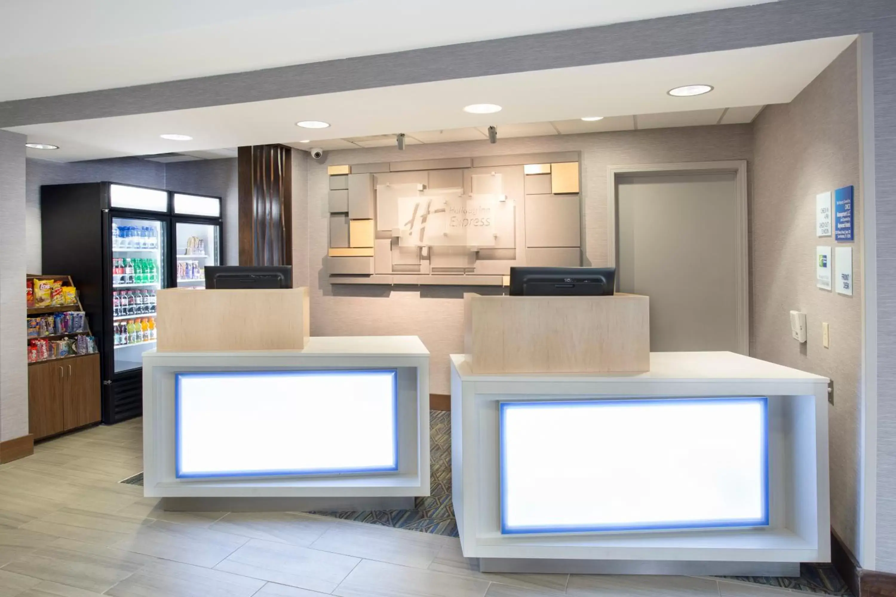 Property building, Lobby/Reception in Holiday Inn Express Kansas City - at the Legends!, an IHG Hotel