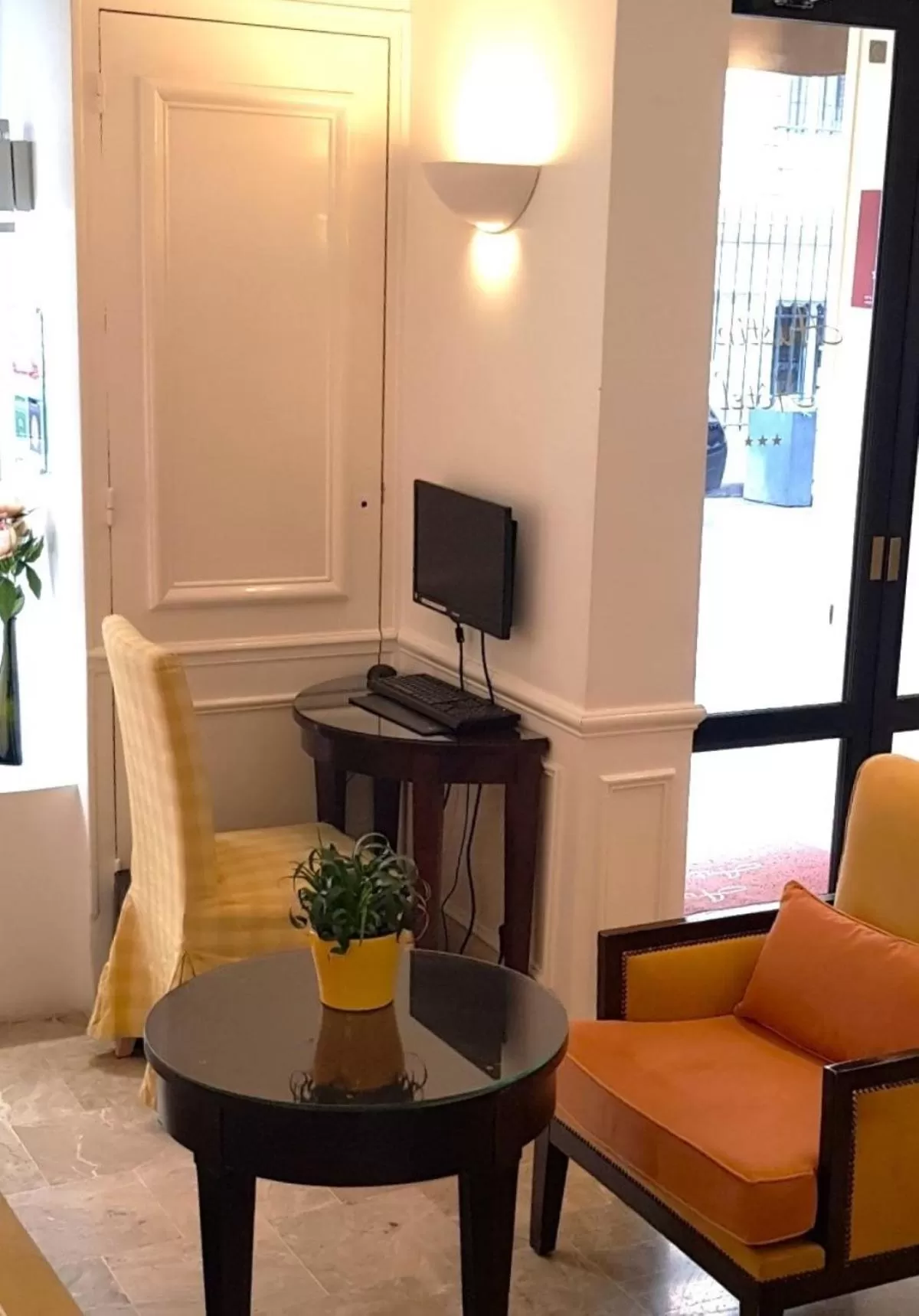 Living room in Austin's Arts Et Metiers Hotel