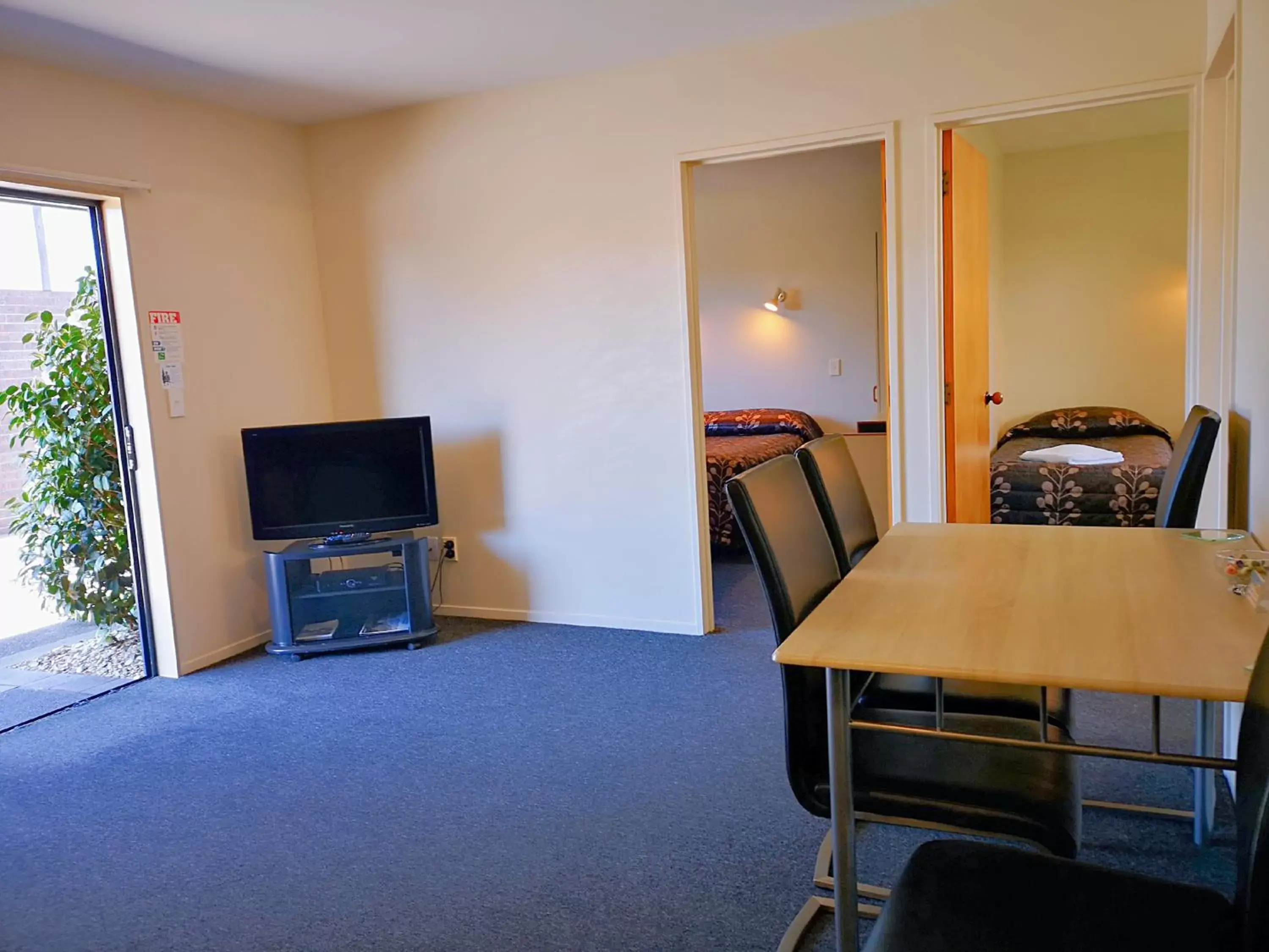 Living room, TV/Entertainment Center in Aston Court Motel