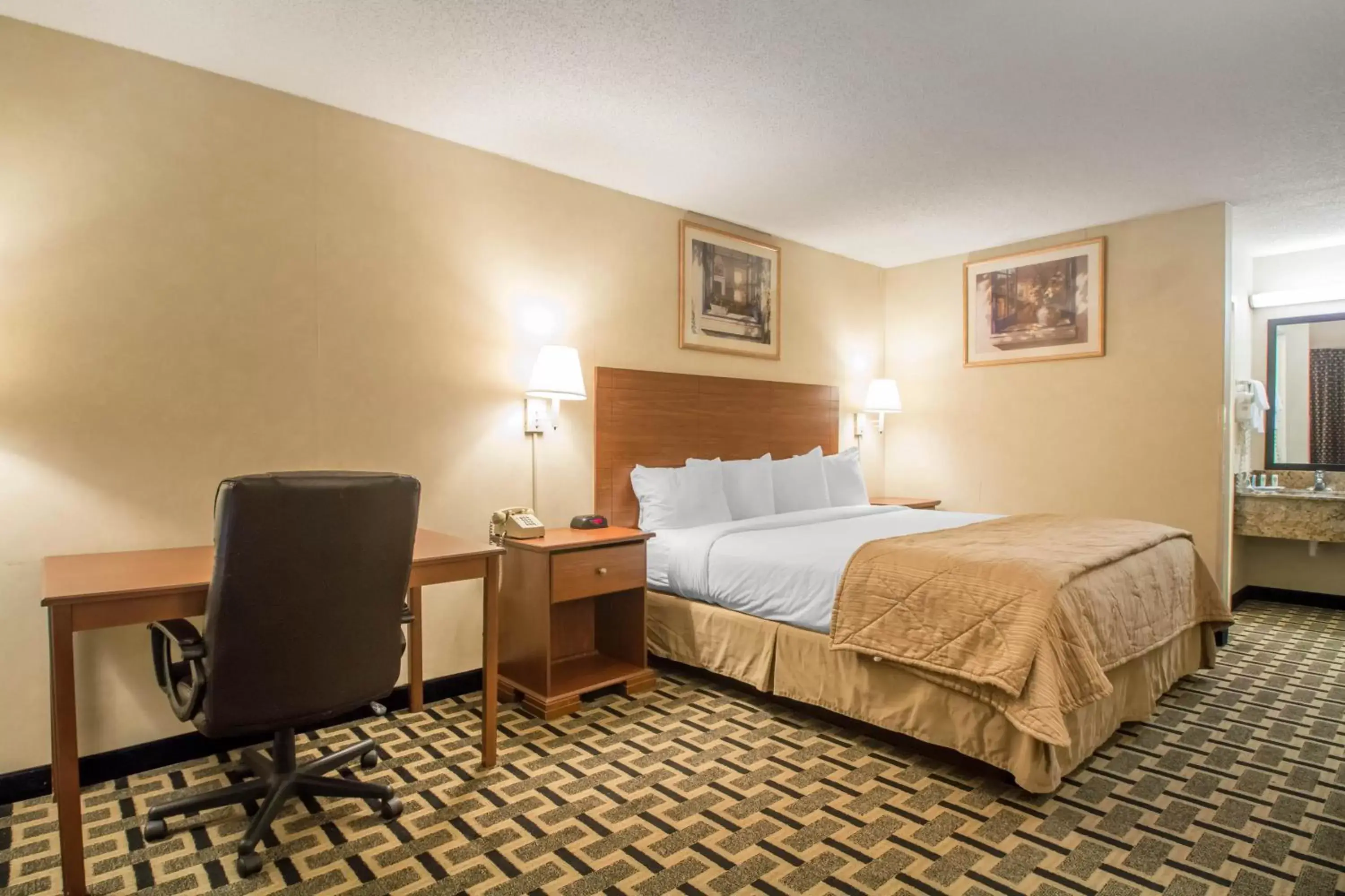 Bed in Quality Inn & Suites Ridgeland