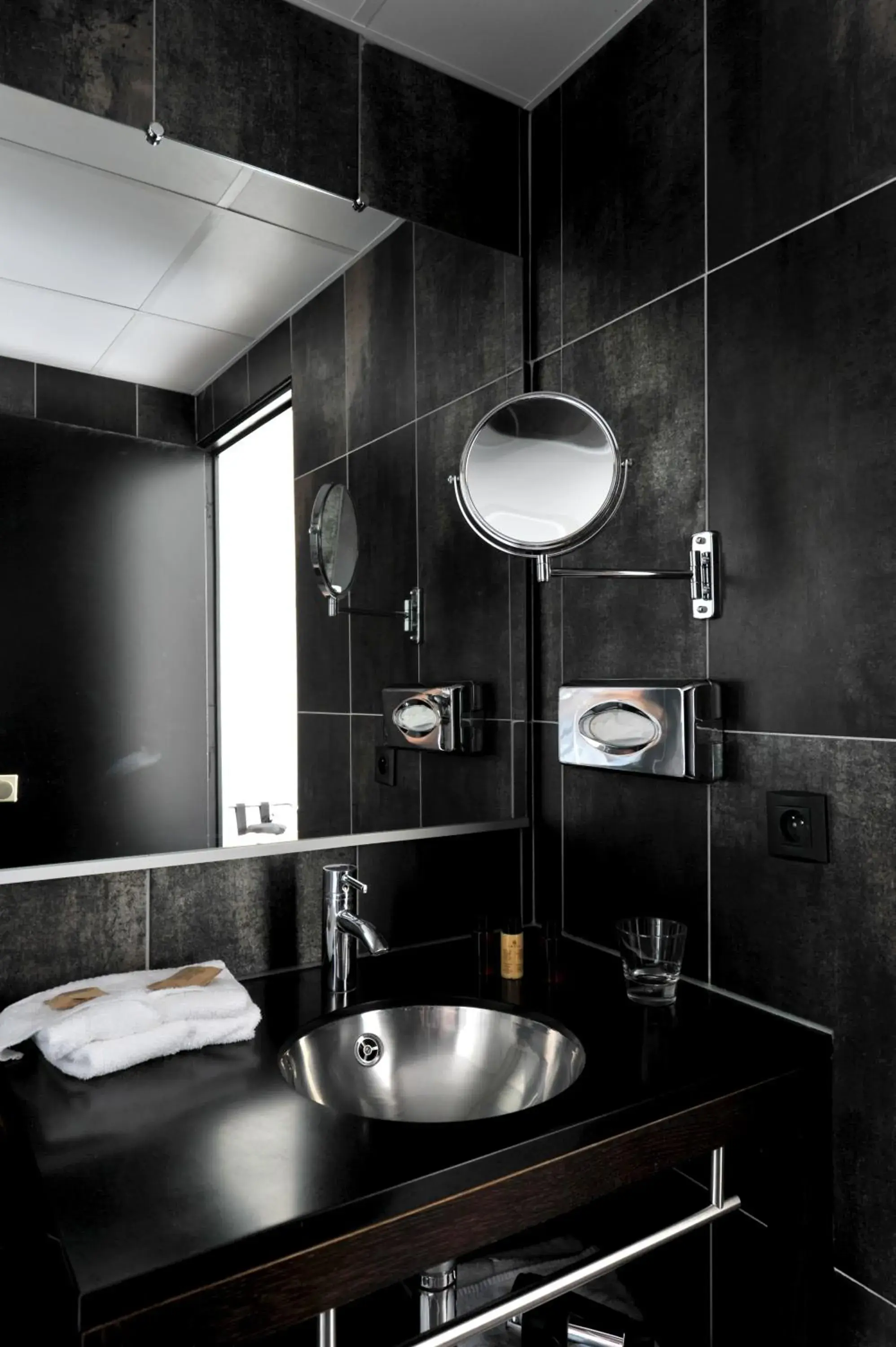 Shower, Bathroom in Hôtel Arles Plaza