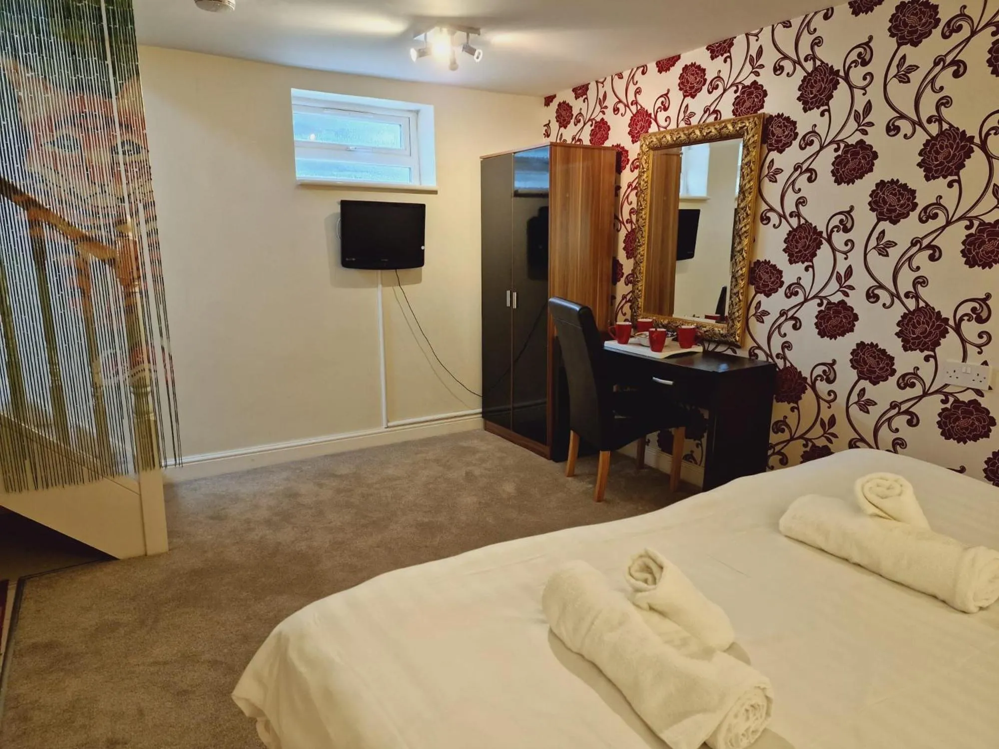 Photo of the whole room, Bed in Wentworth House - Free Parking