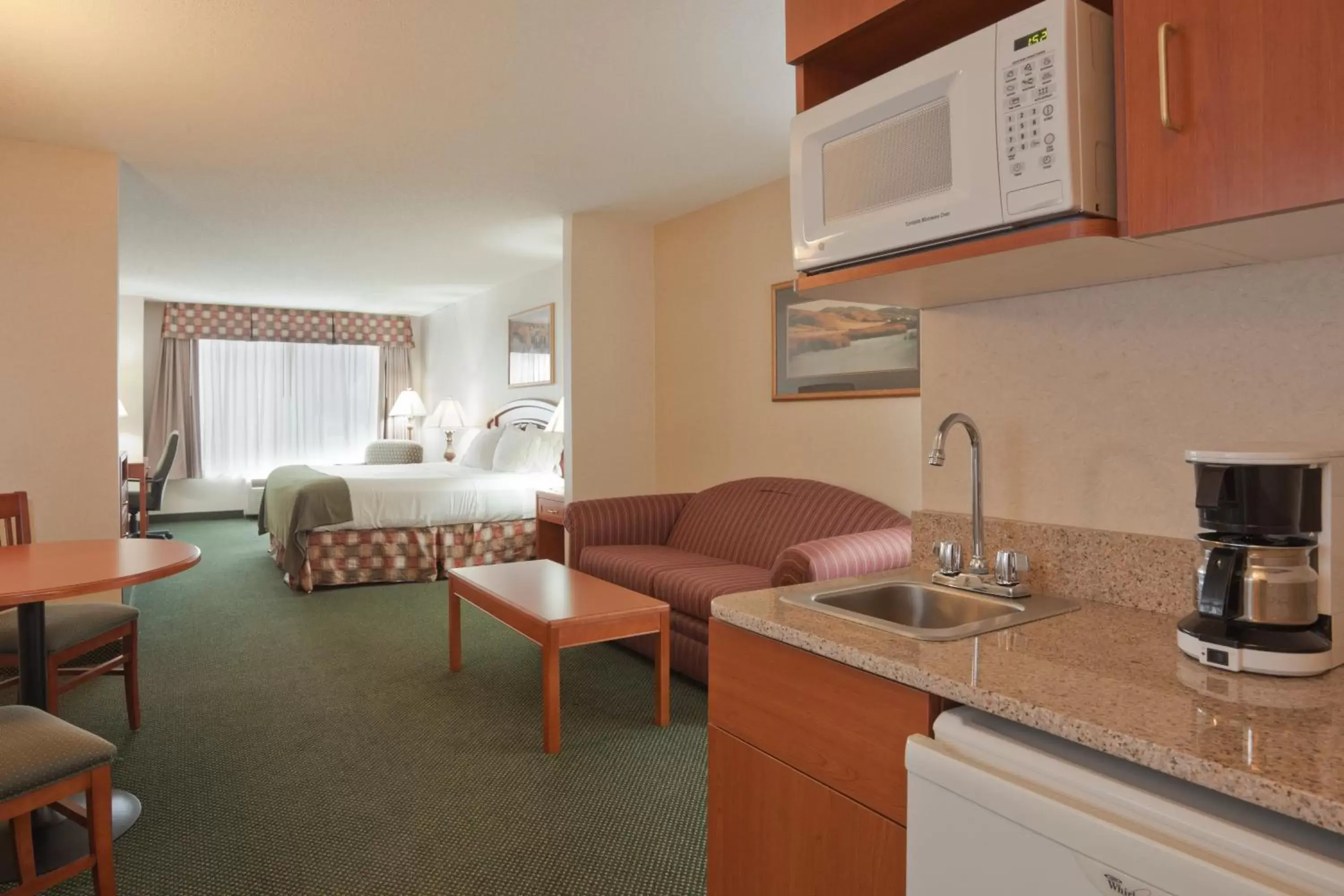 Photo of the whole room, Kitchen/Kitchenette in Holiday Inn Express Hotel & Suites Bryan-Montpelier, an IHG Hotel