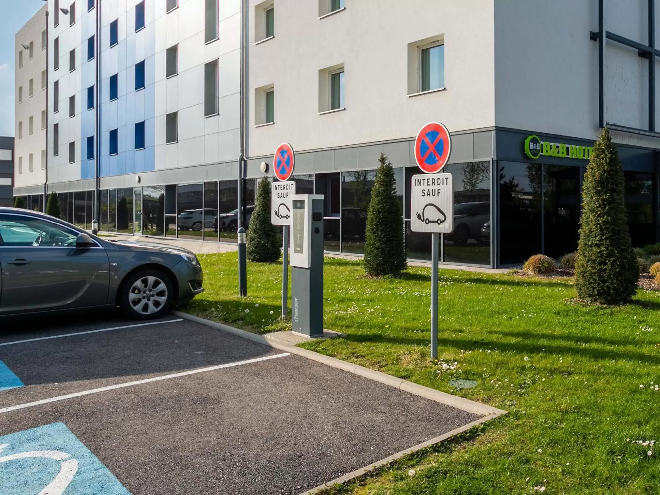 Parking, Property Building in B&B HOTEL Strasbourg Nord Schiltigheim Lac 4 étoiles