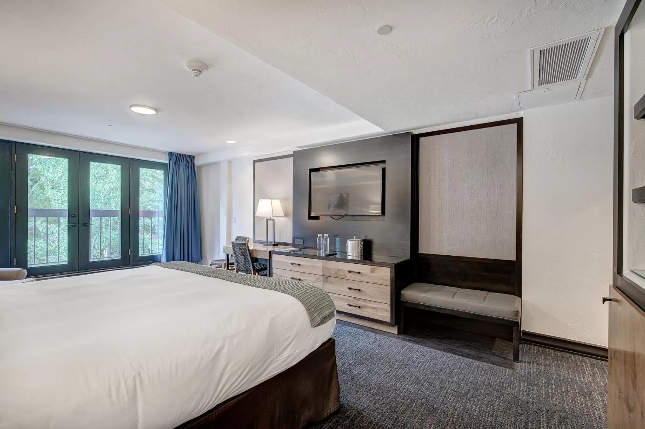 Photo of the whole room, Bed in The Pines Lodge, a RockResort