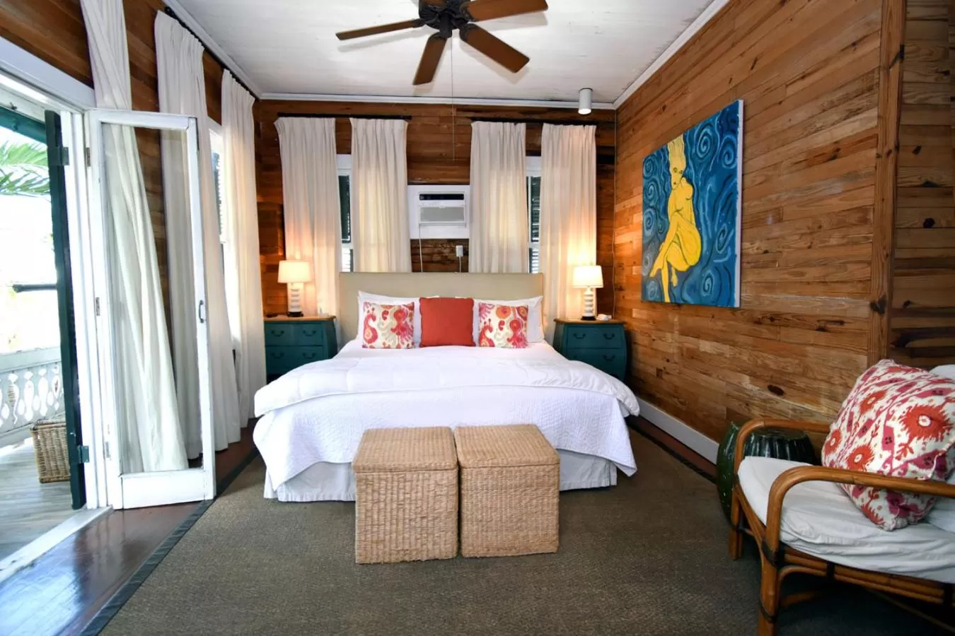 Bed in Simonton Court Historic Inn & Cottages