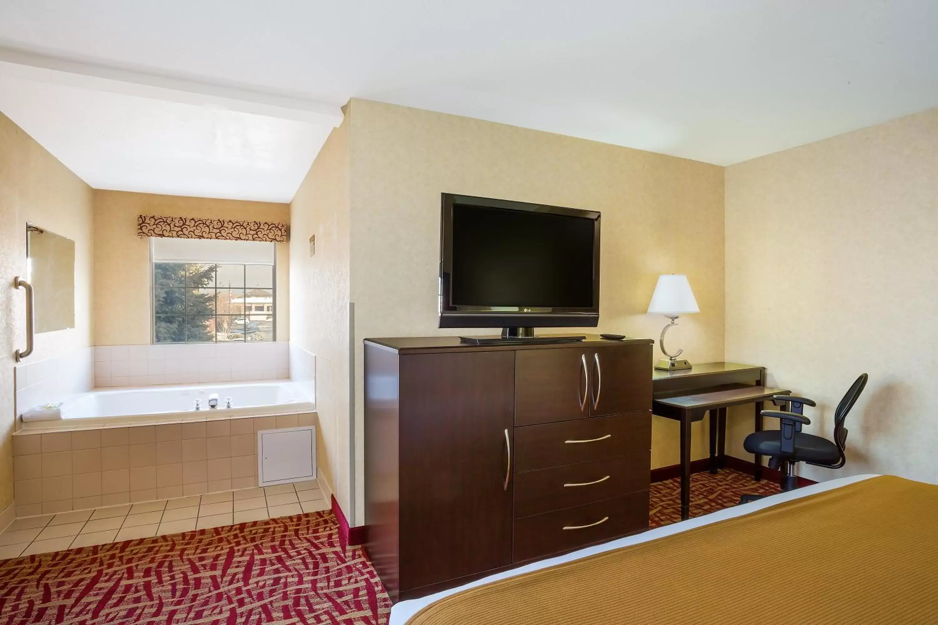 Photo of the whole room, TV/Entertainment Center in Holiday Inn Express Layton - I-15, an IHG Hotel