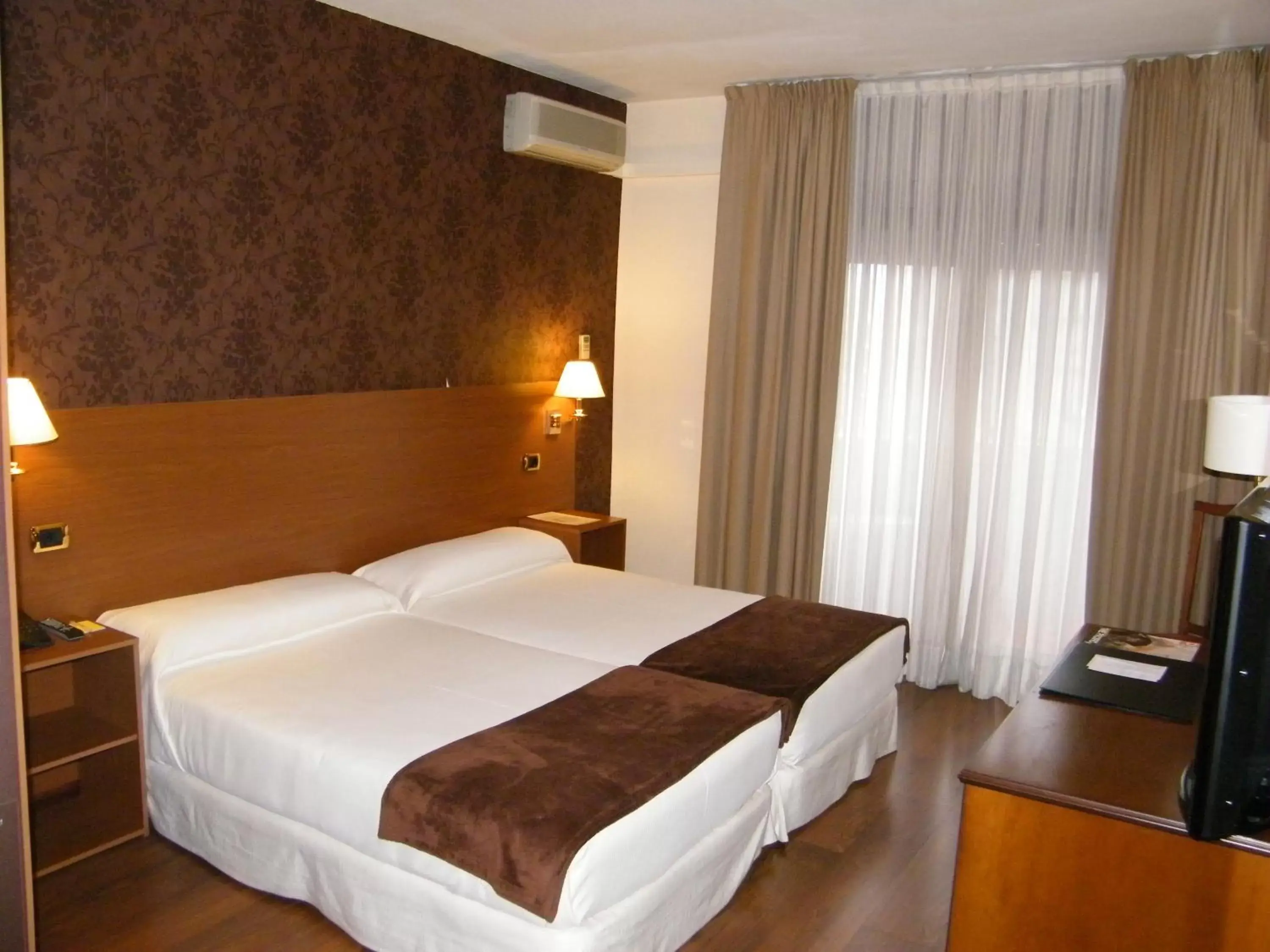 Photo of the whole room, Bed in Oca Ipanema Hotel