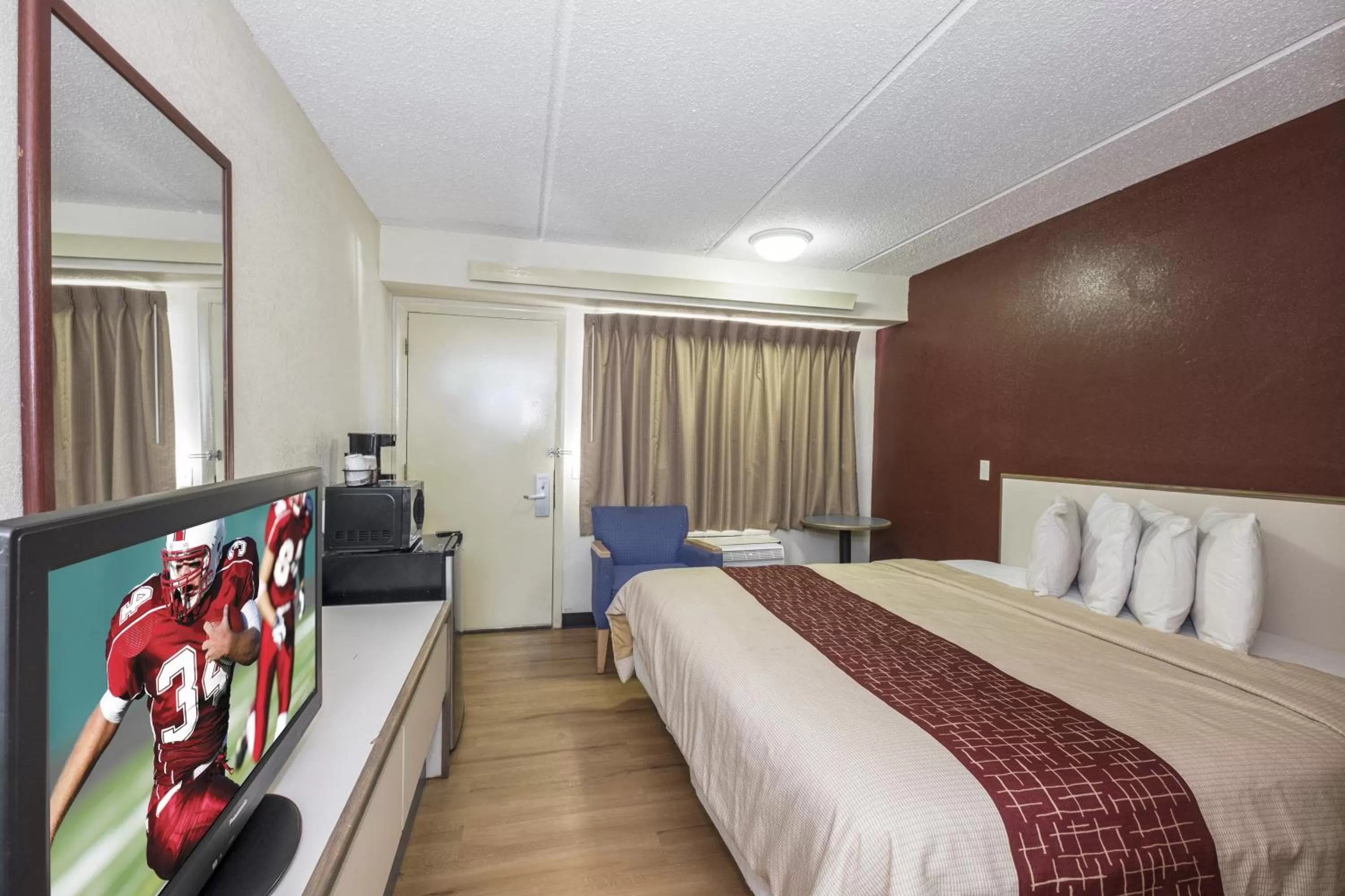 Photo of the whole room, Bed in Red Roof Inn Atlanta-Norcross