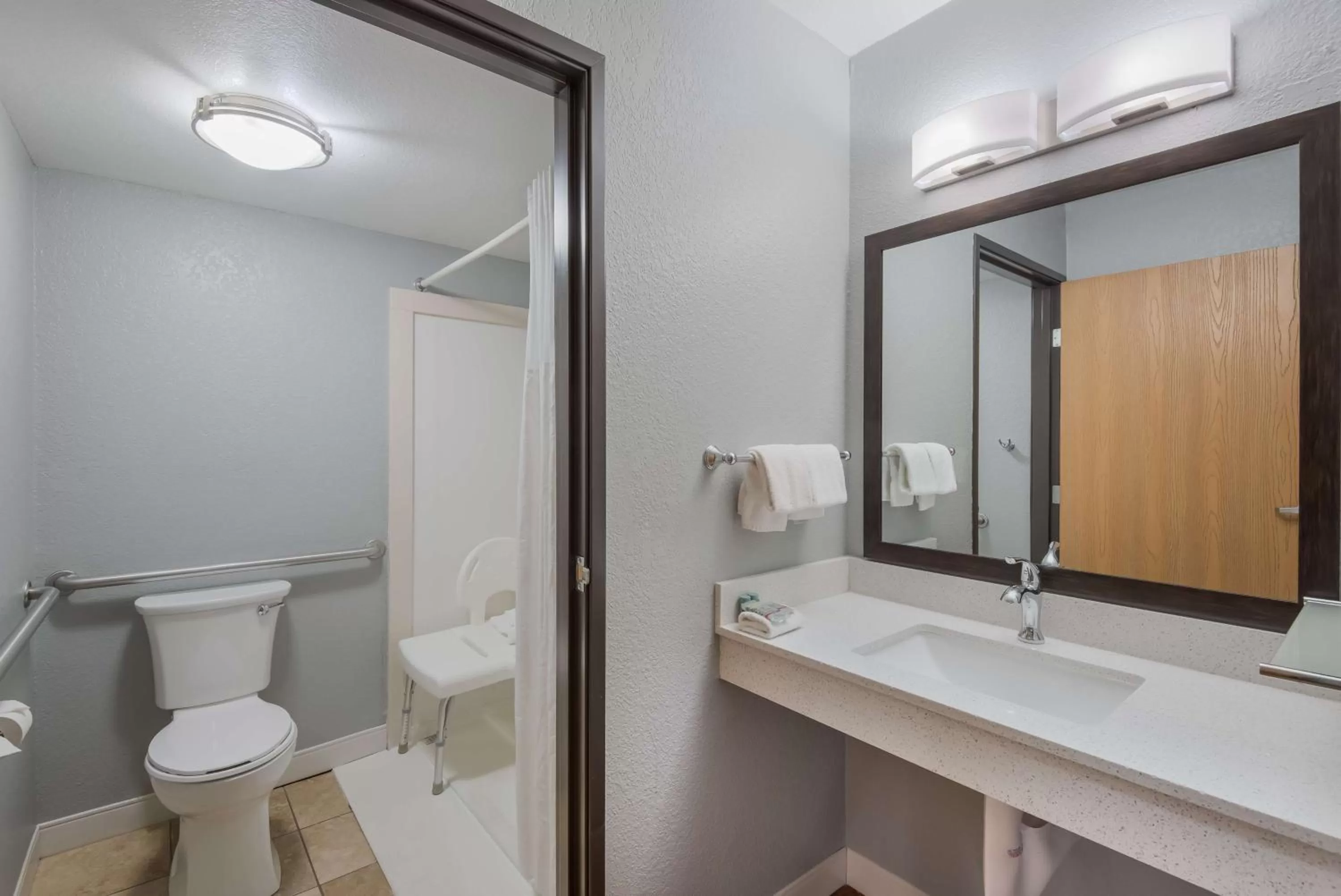 Bathroom in Best Western Fort Wayne I-69 North