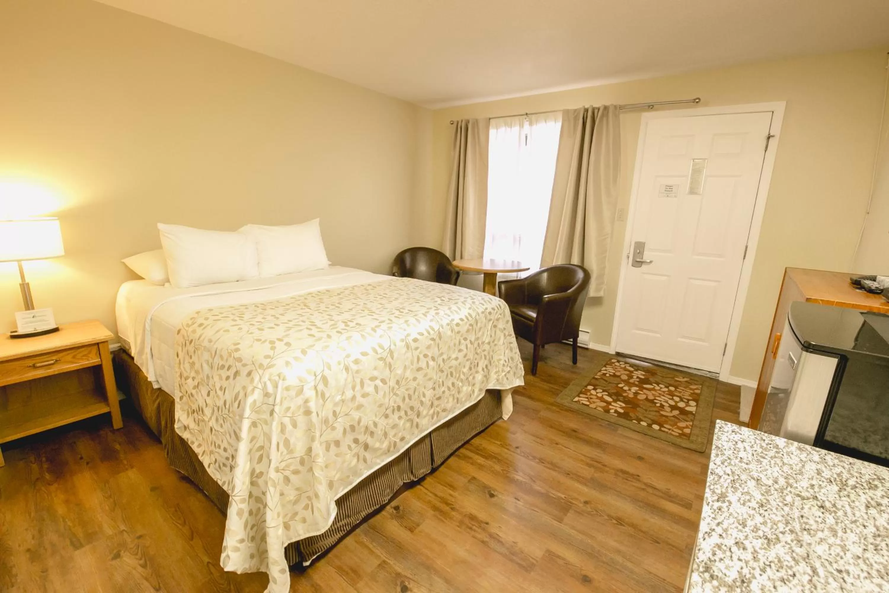 Photo of the whole room, Bed in Crystal Springs Lodge