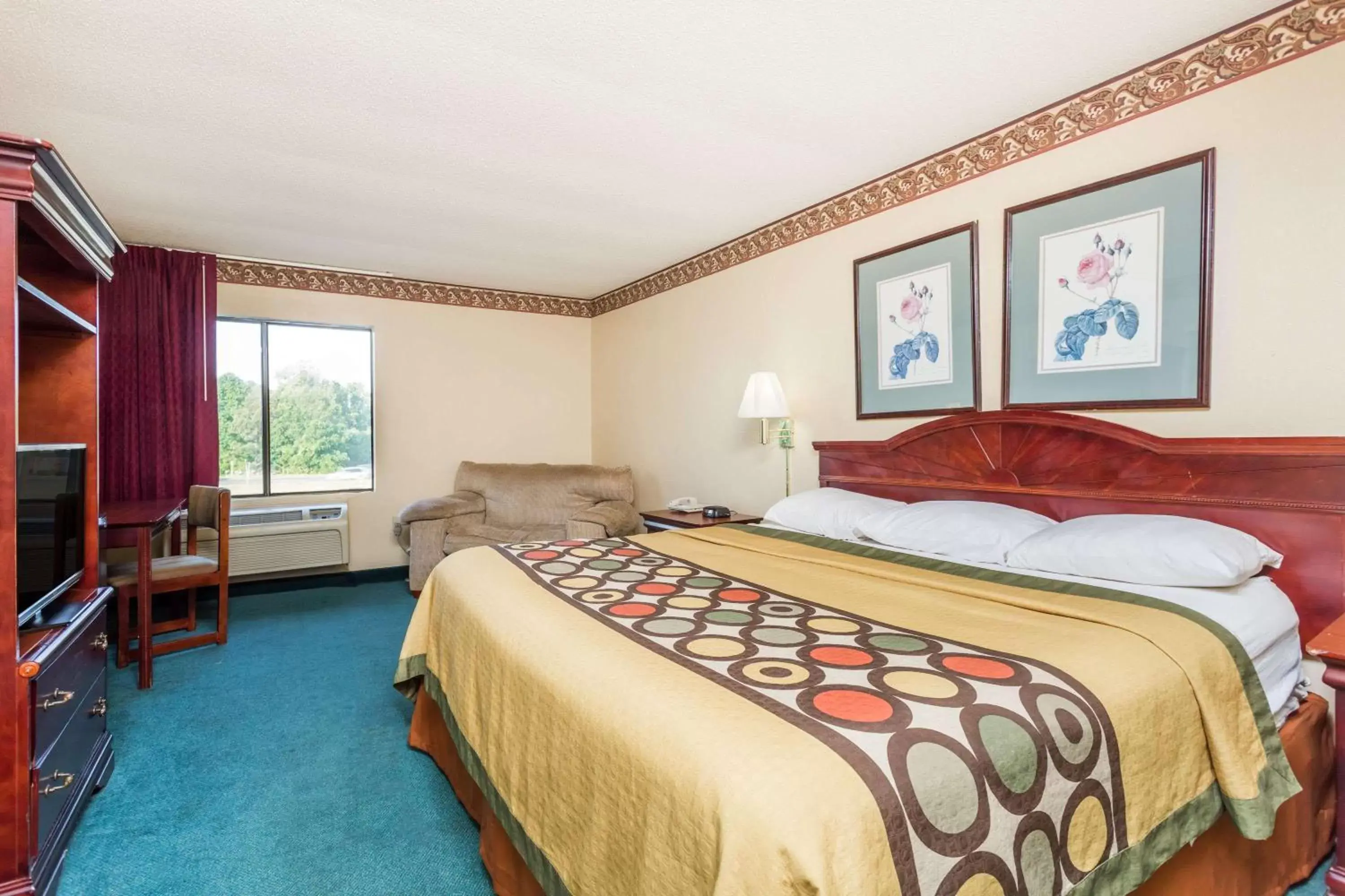 Photo of the whole room, Bed in Super 8 by Wyndham Piedmont Greenville Area