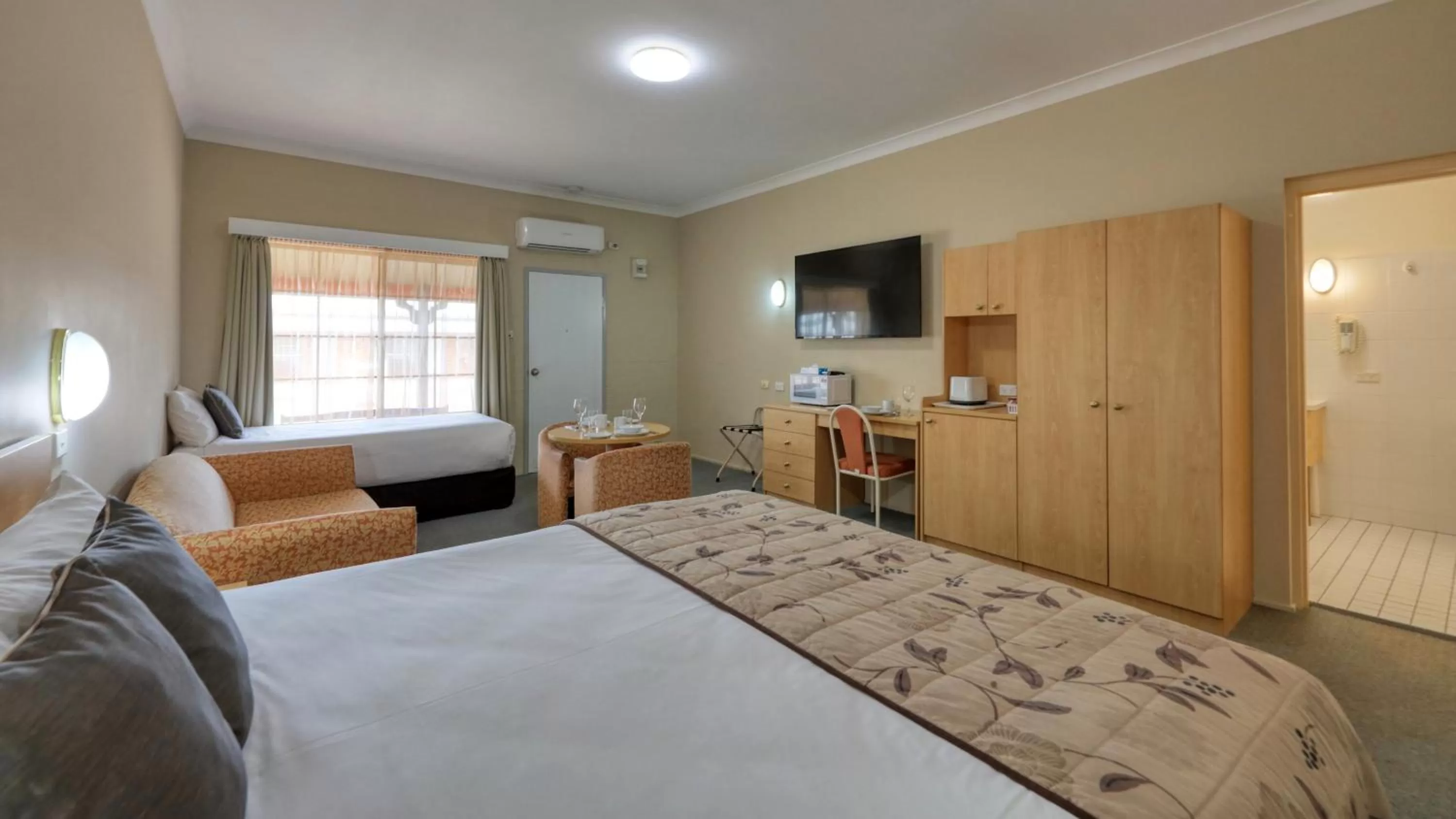 Bed in Country Gardens Motor Inn