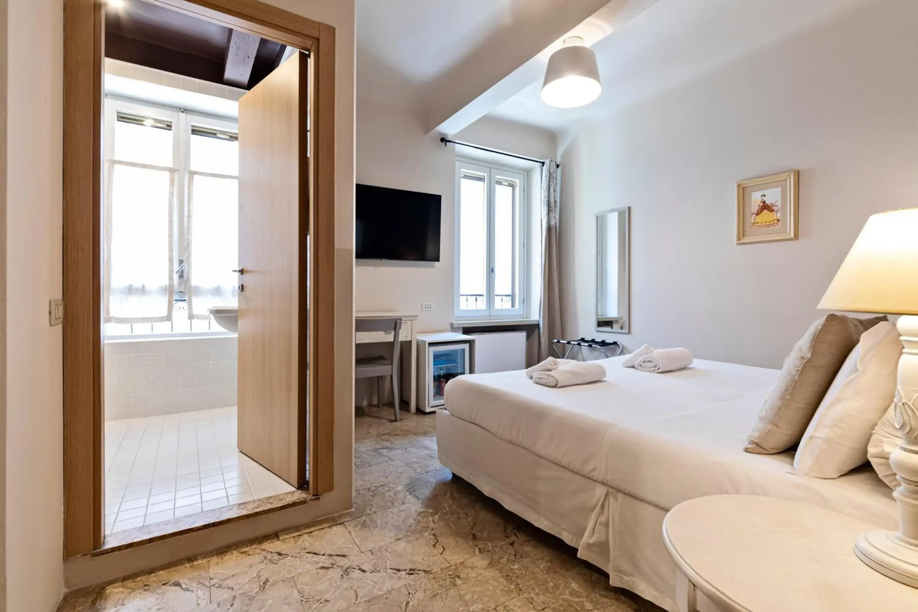 Bathroom, Bed in Hotel Broletto