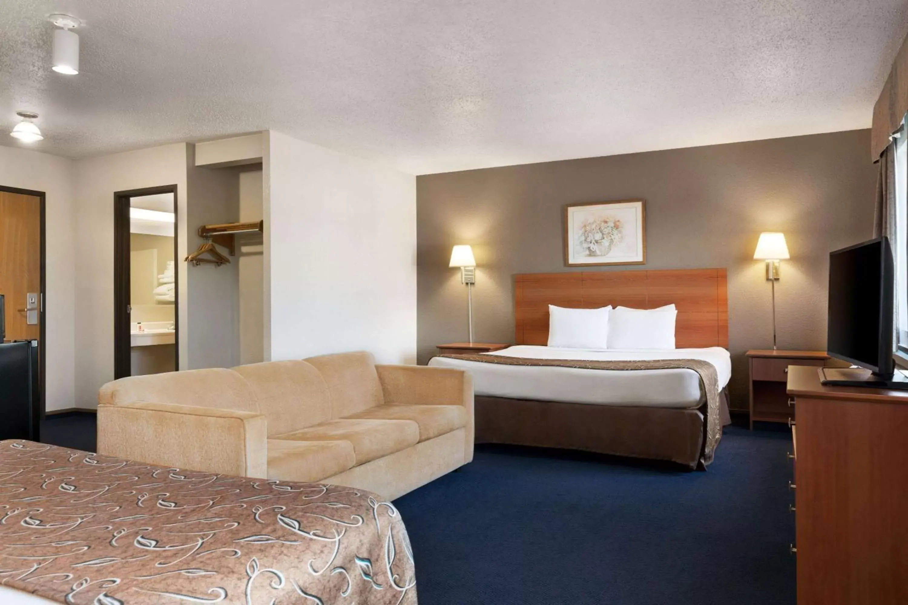 Photo of the whole room, Bed in Super 8 by Wyndham Lincoln North