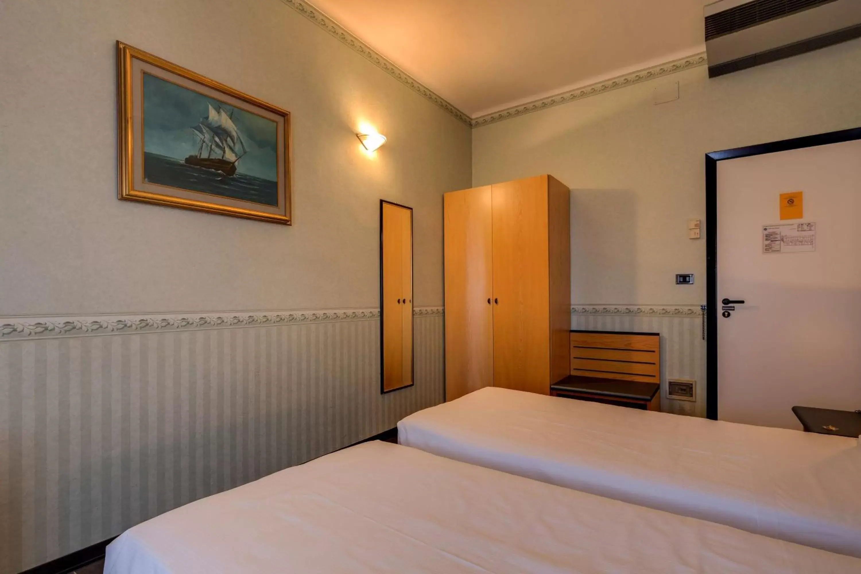 Photo of the whole room, Bed in Hotel San Donato - Bologna centro