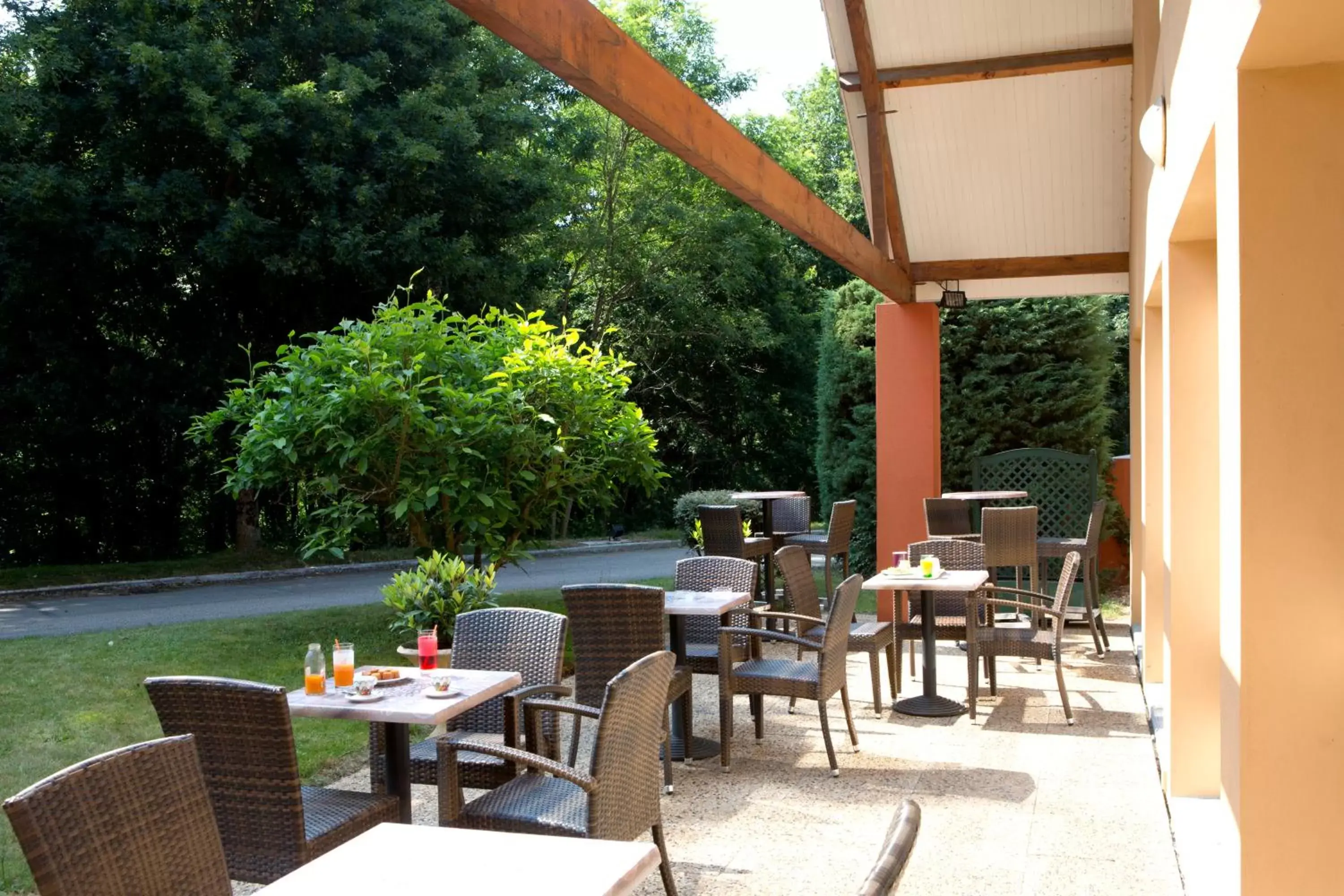 Patio, Restaurant/Places to Eat in Sure Hotel by Best Western Limoges Sud