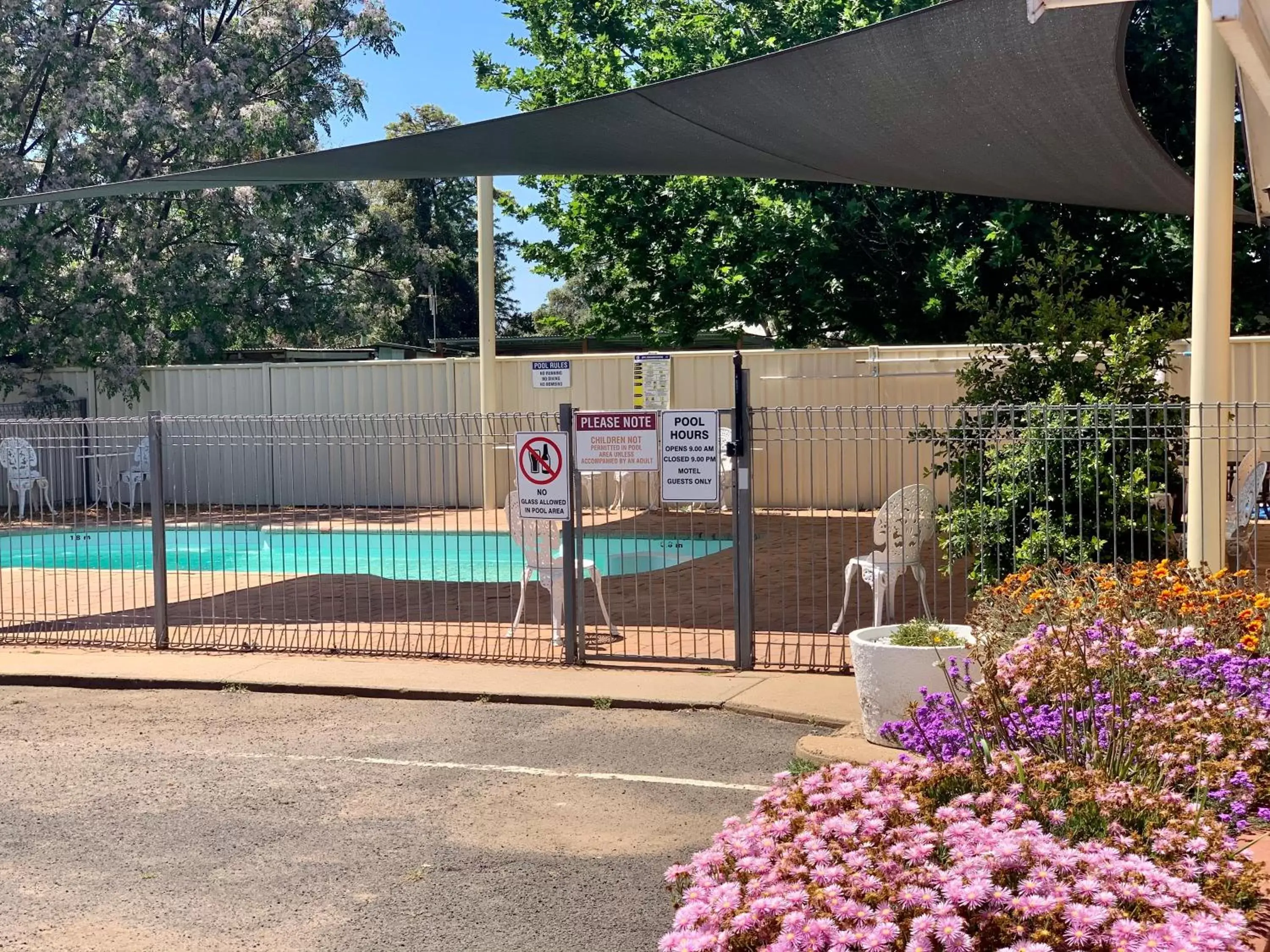 Swimming pool in Gilgandra Motel