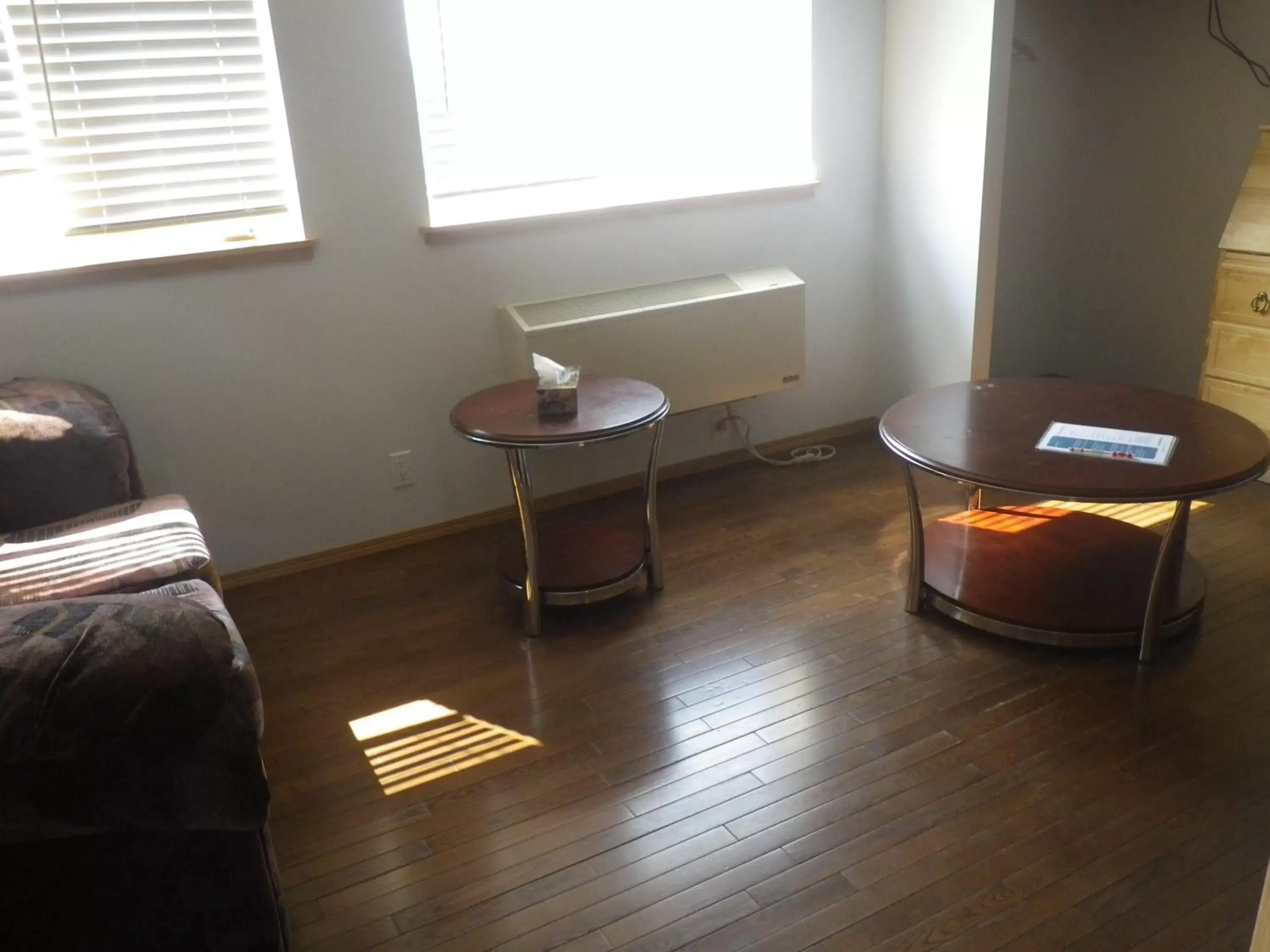 Living room, Seating Area in Alcan Motor Inn