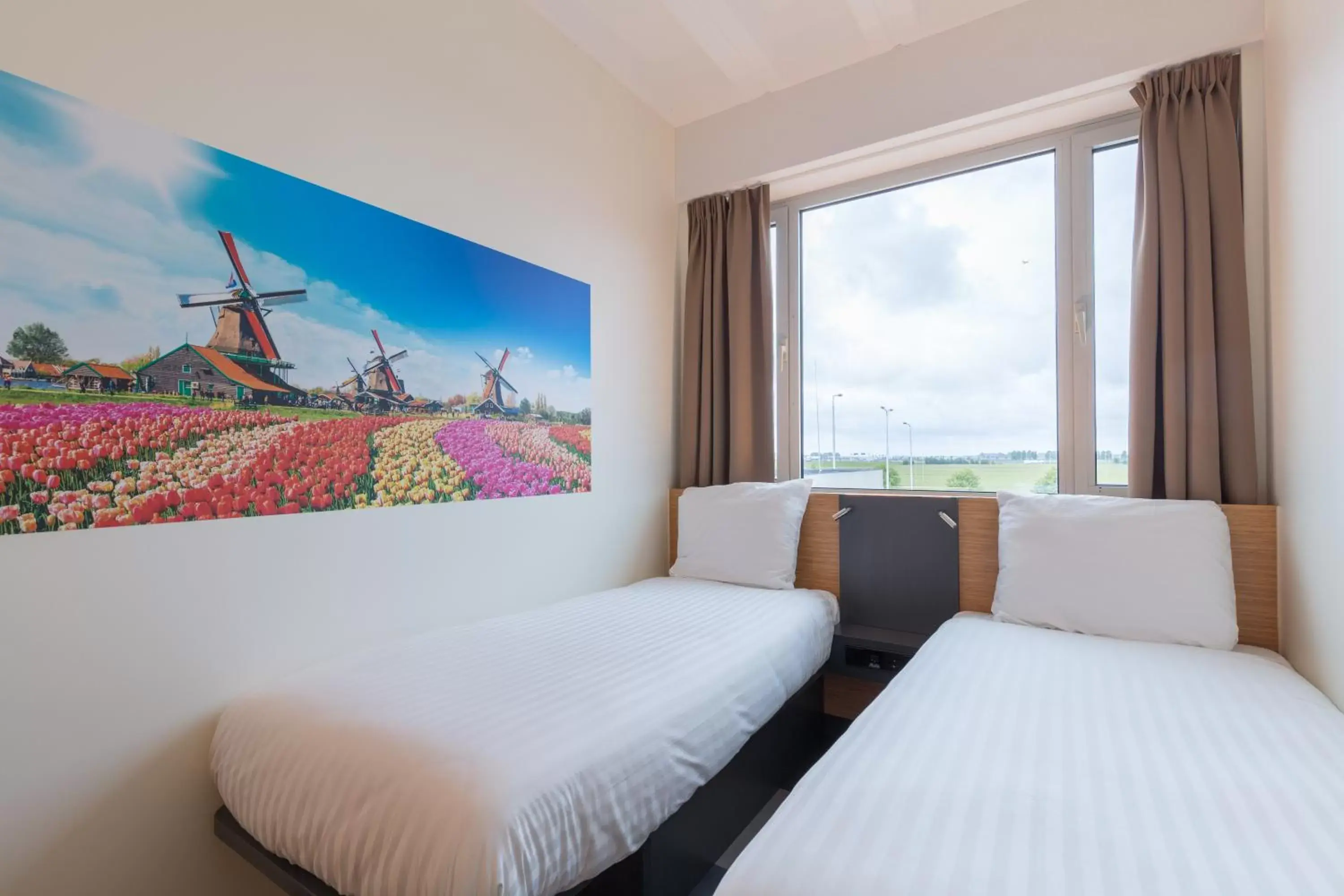 Photo of the whole room, View in Maxhotel Amsterdam Airport Schiphol