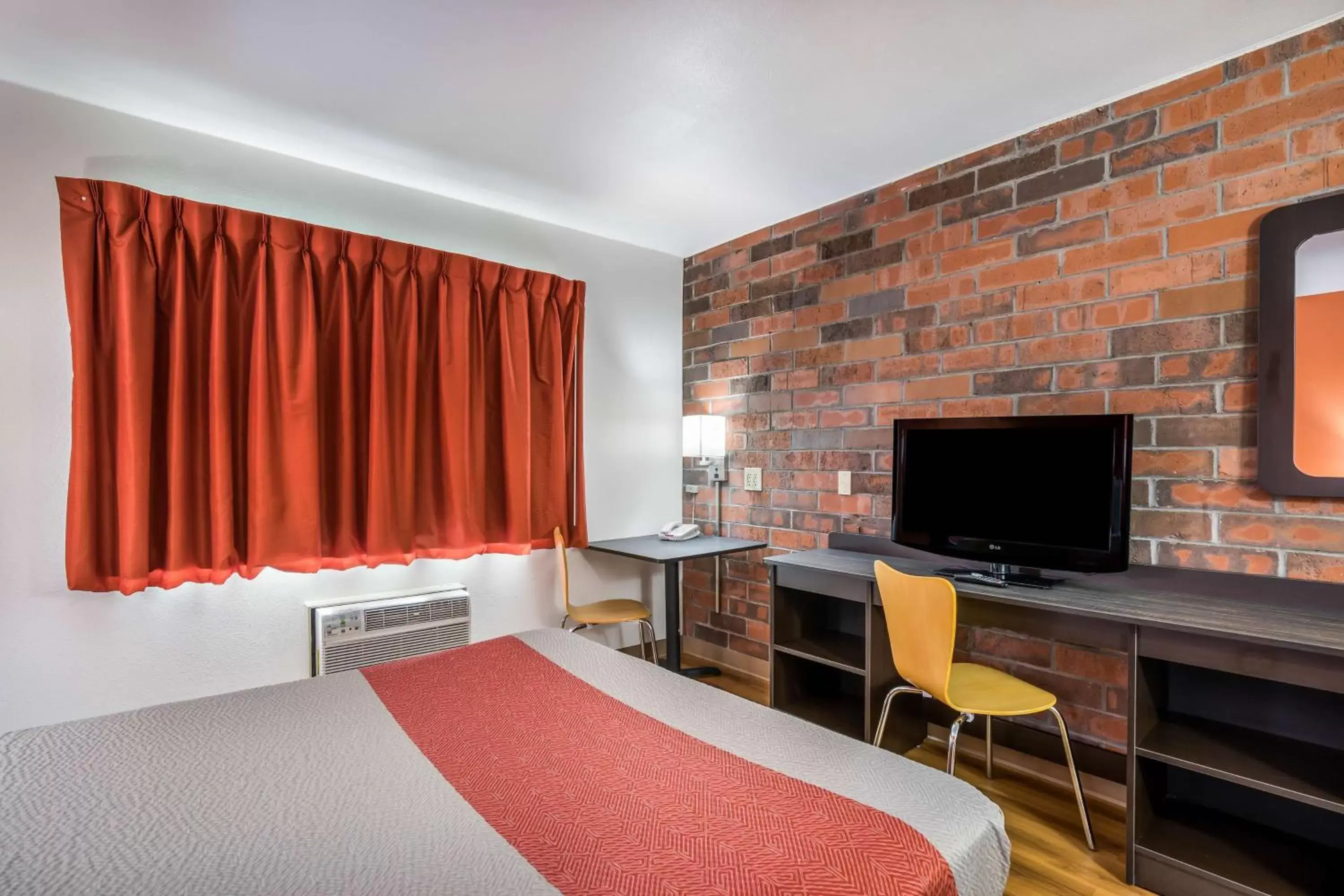 Bedroom, TV/Entertainment Center in Motel 6-Madison, WI - East