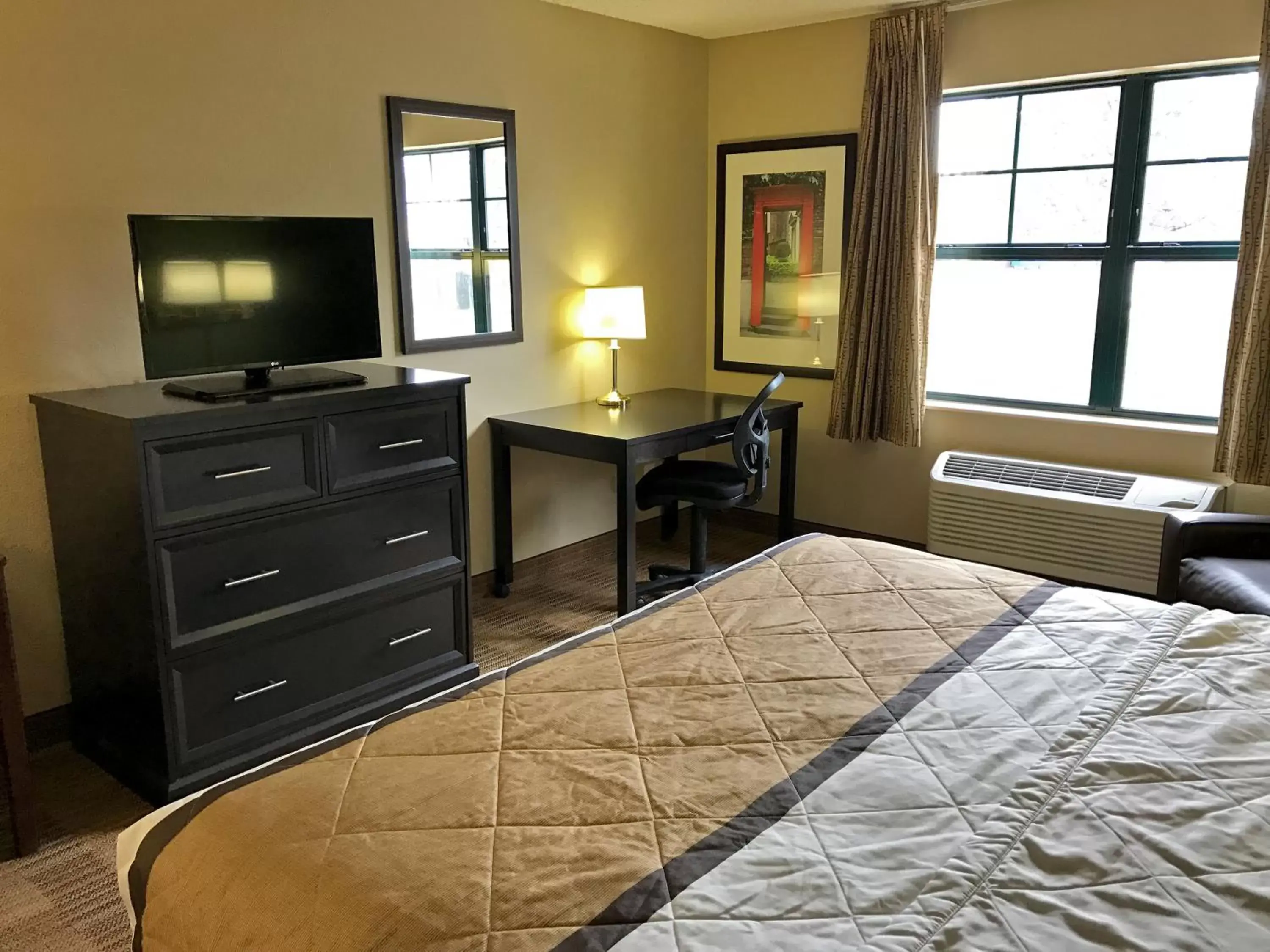 Bed in Extended Stay America Suites - Detroit - Farmington Hills