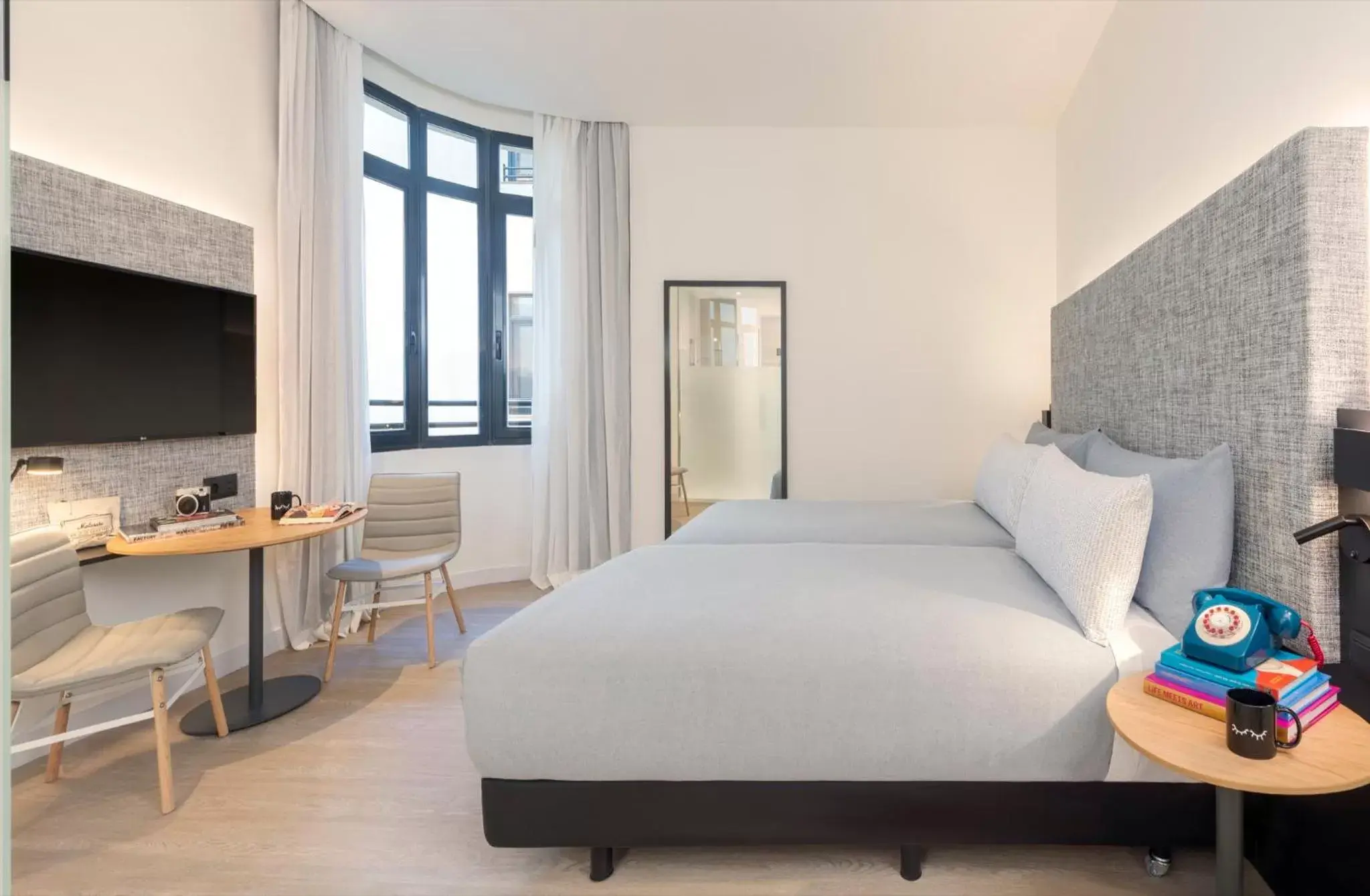 Photo of the whole room, Bed in INNSIDE by Meliá Madrid Gran Vía