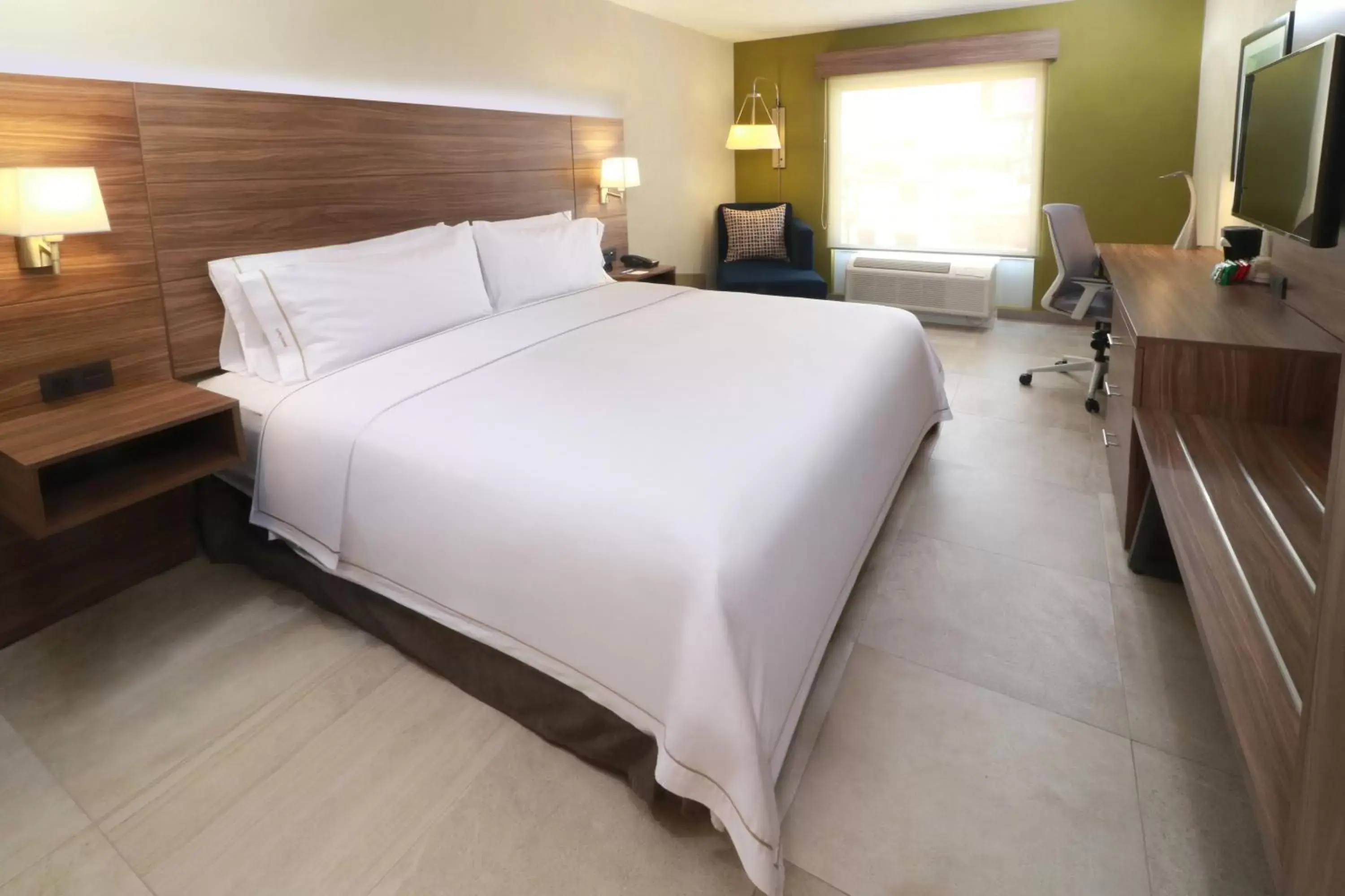 Photo of the whole room, Bed in Holiday Inn Express Guadalajara Aeropuerto, an IHG Hotel