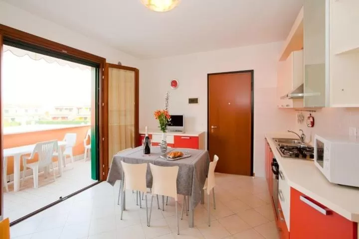 Kitchen or kitchenette, Dining Area in Villaggio dei Fiori Apart- Hotel 3 Stars - Family Resort