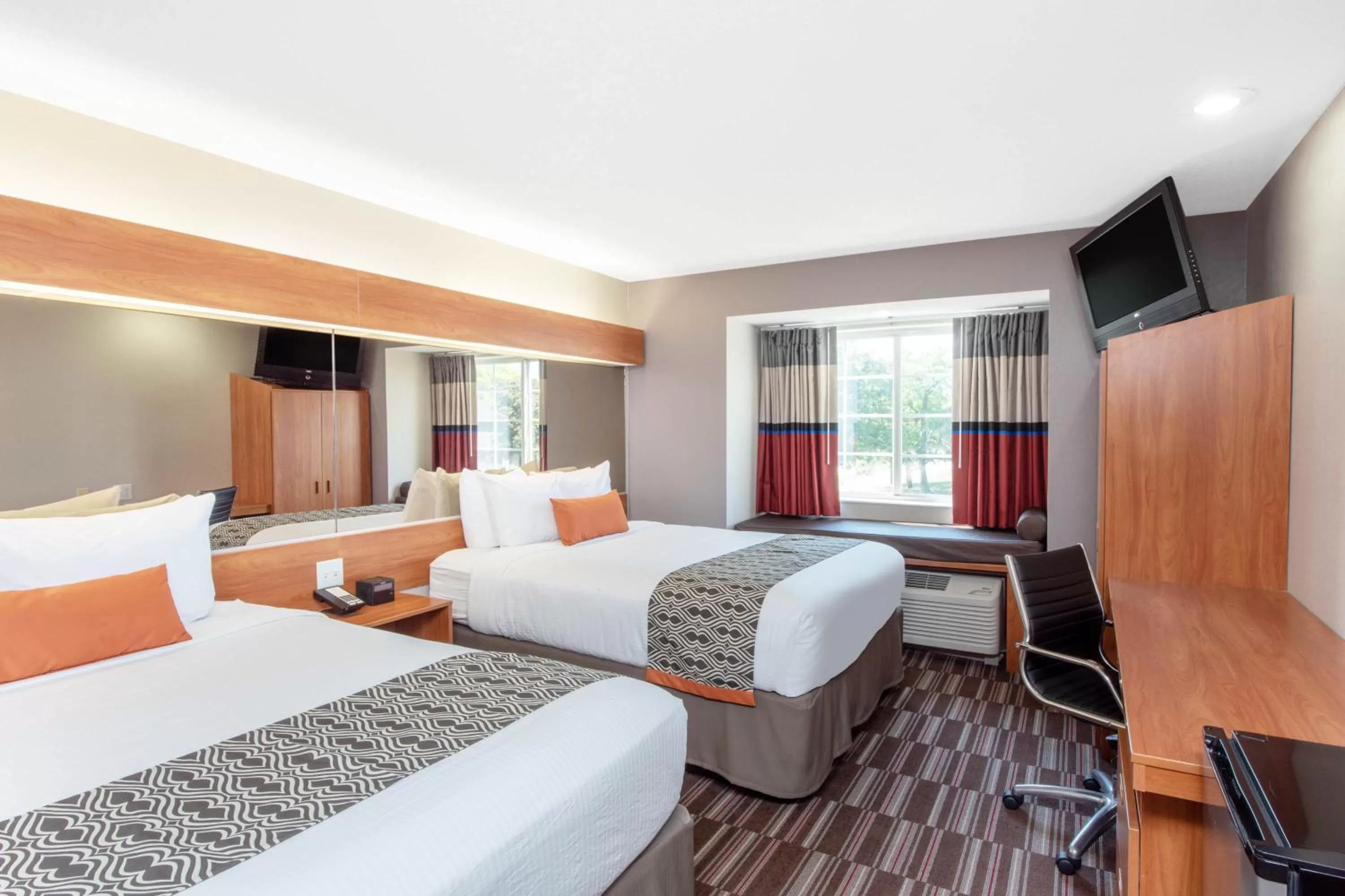 Photo of the whole room, Bed in Microtel Inn & Suites by Wyndham Springfield