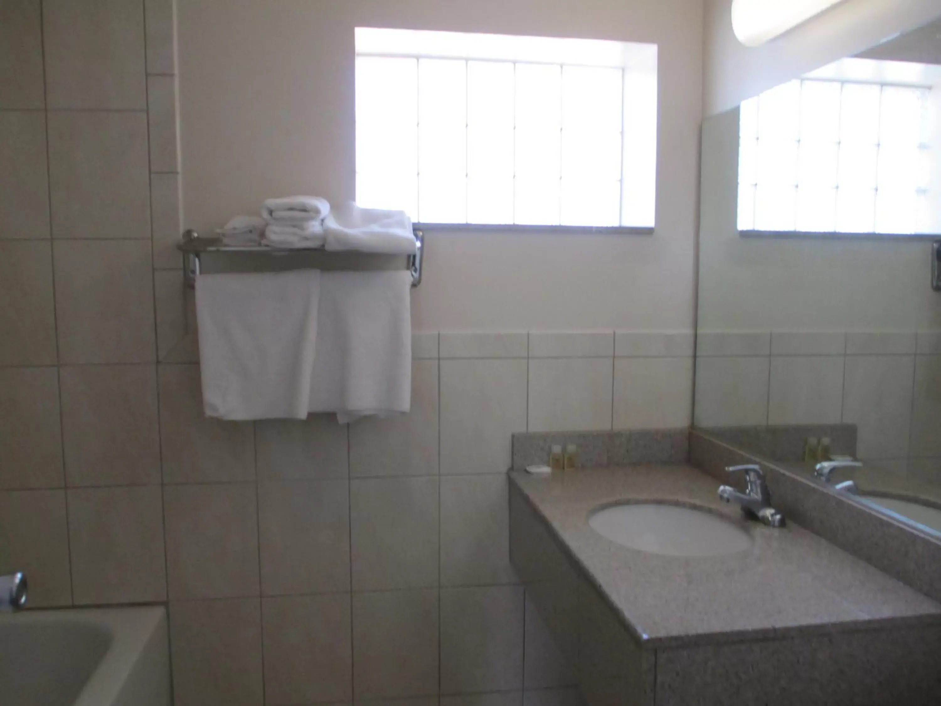 Bathroom in Regal Inn Chicago O'Hare - Franklin Park Bathroom in Regal Inn Chicago O'Hare - Franklin Park