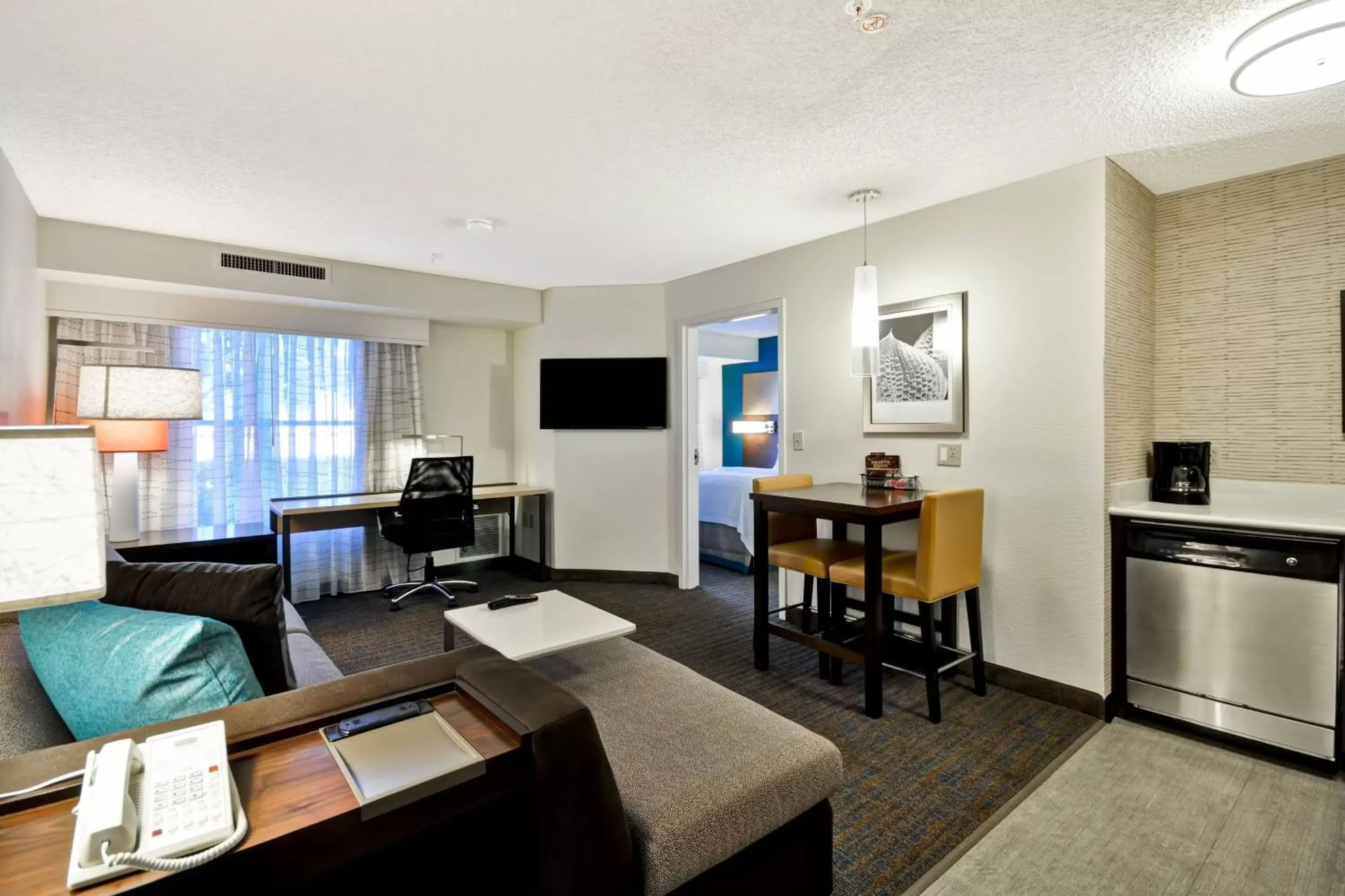 Photo of the whole room, Seating Area in Residence Inn by Marriott Jacksonville Airport