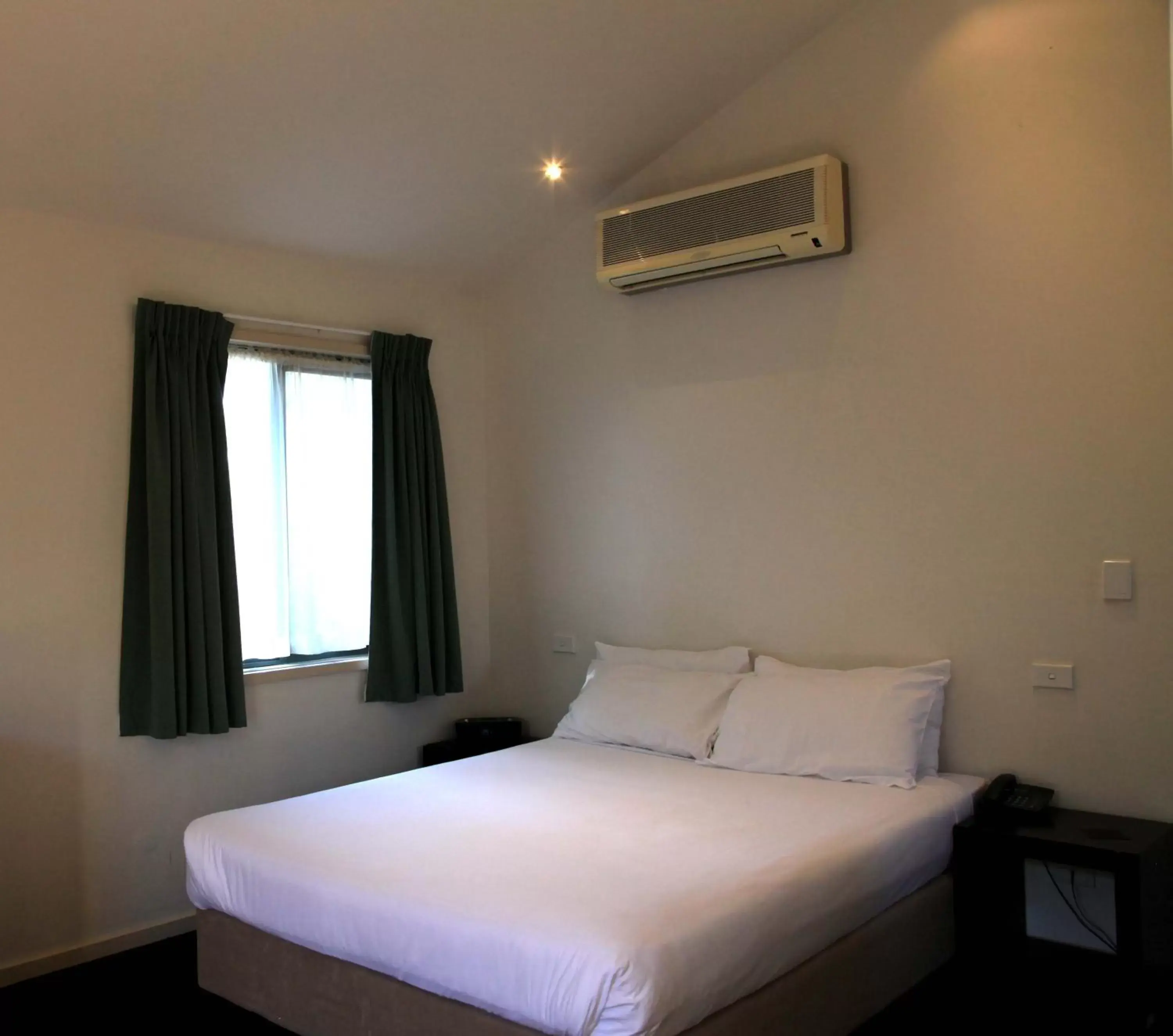 Bed, Room Photo in Travellers Motor Village