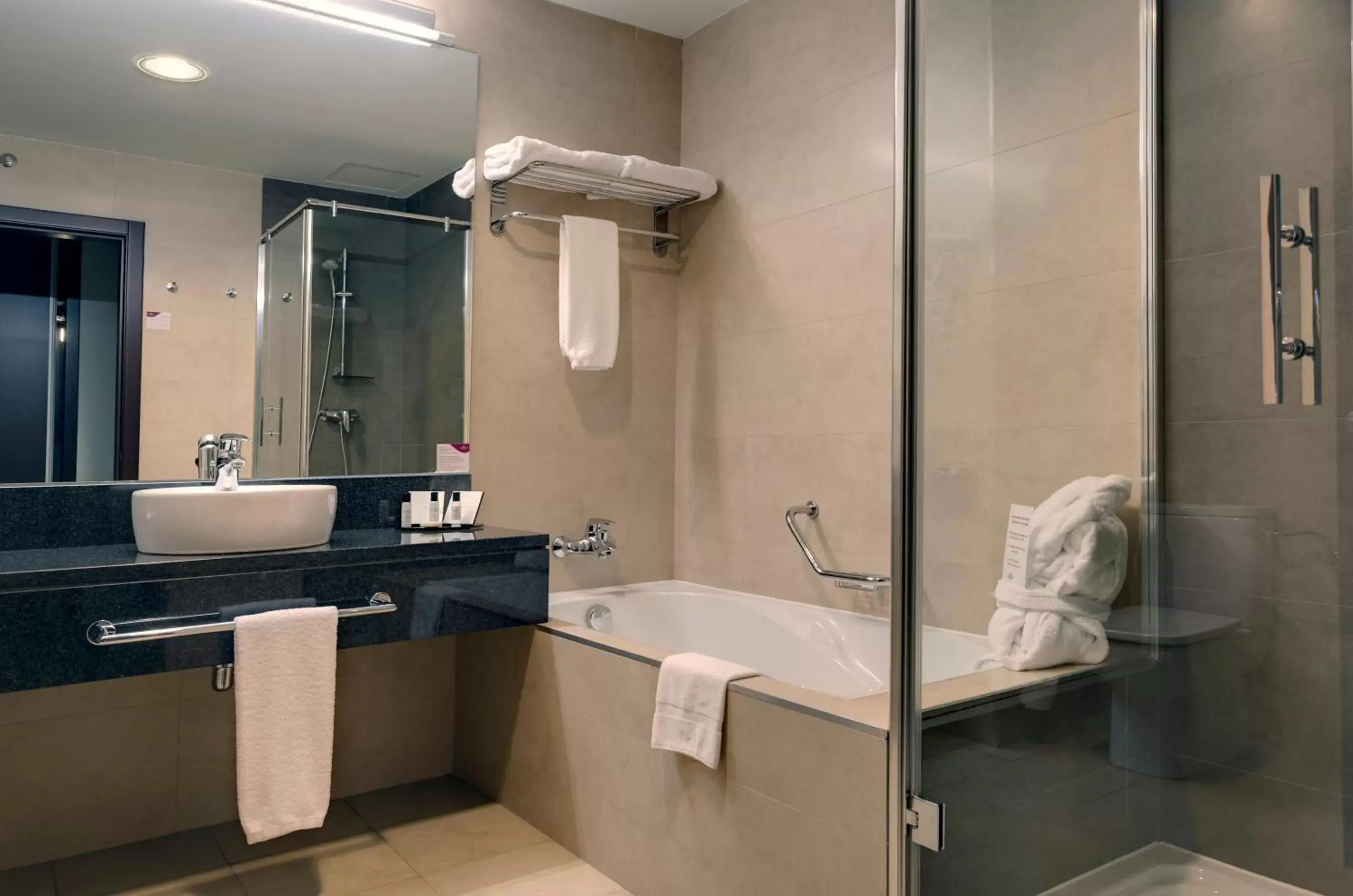Bathroom in Hotel Crowne Plaza Madrid Airport