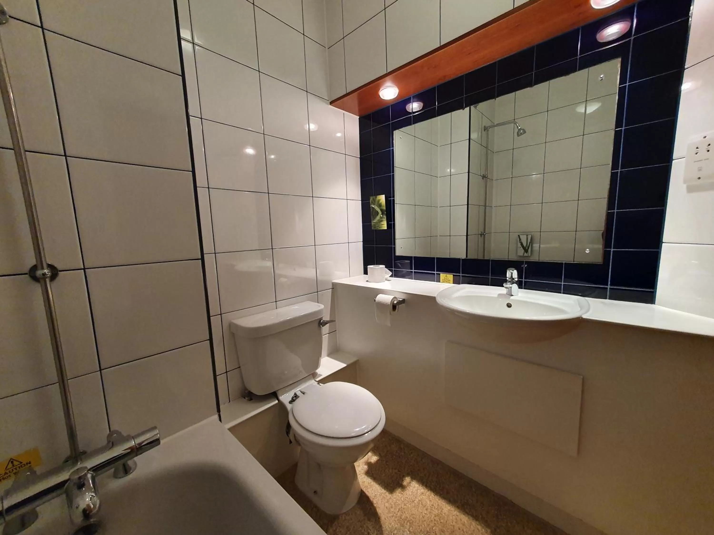 Shower in The Oakwood Hotel