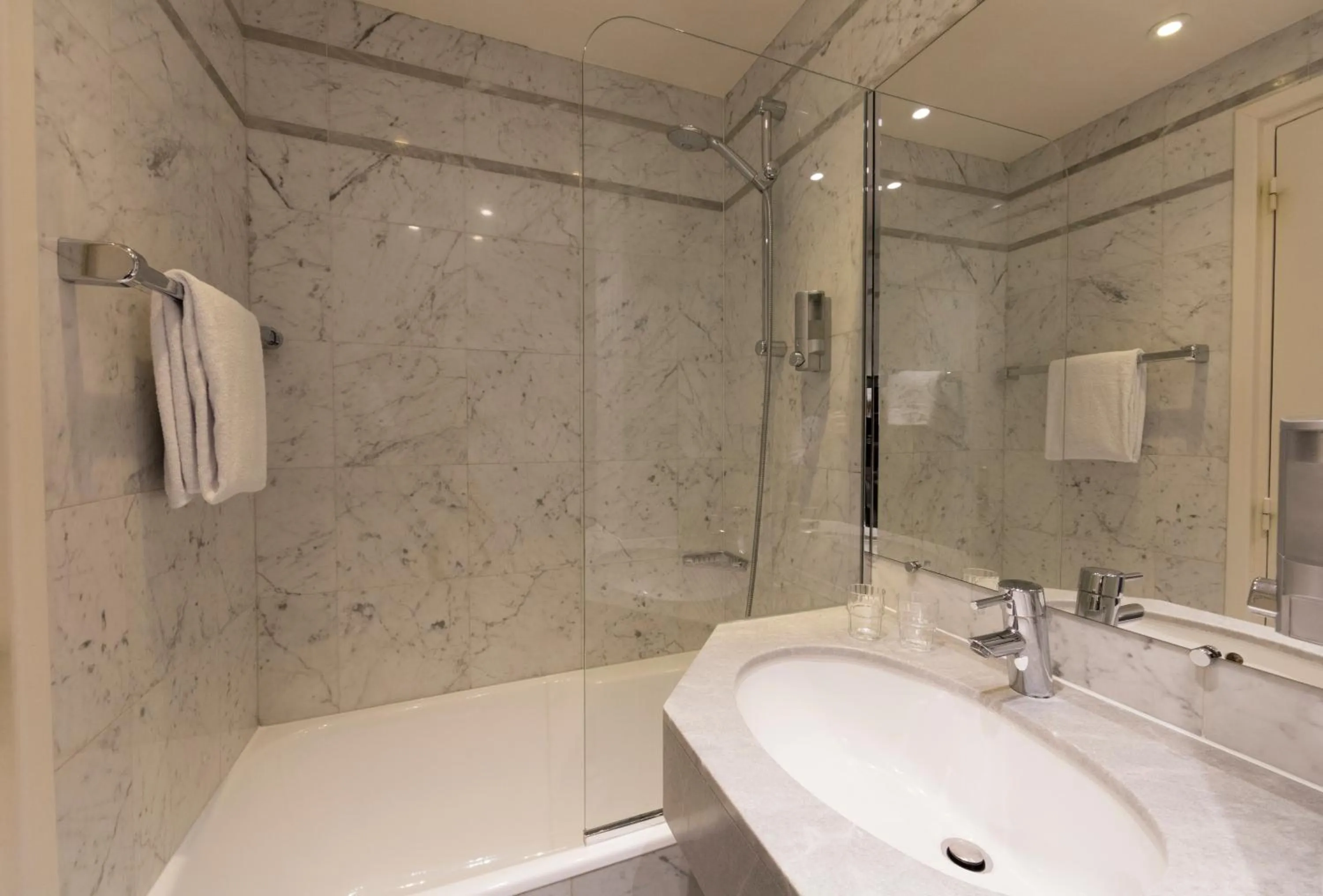 Bathroom in Hôtel Saint Germain