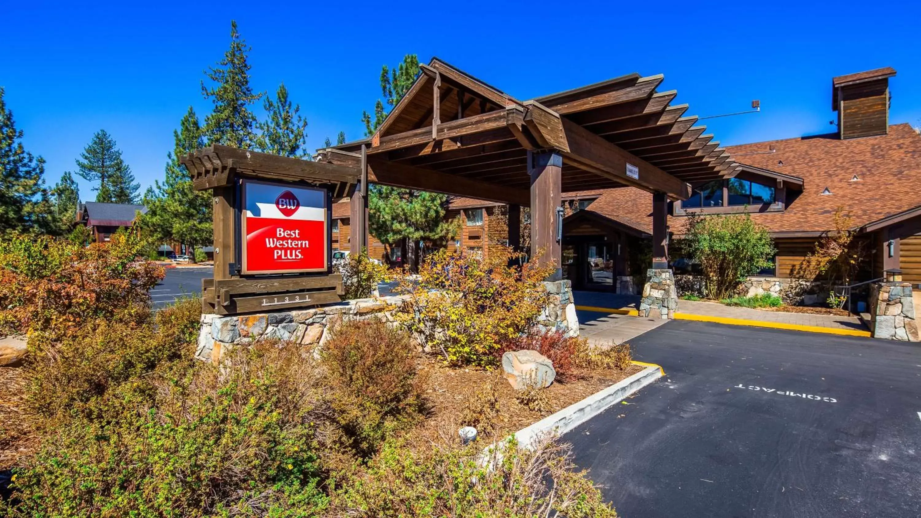 Property Building in Best Western Plus Truckee-Tahoe Hotel