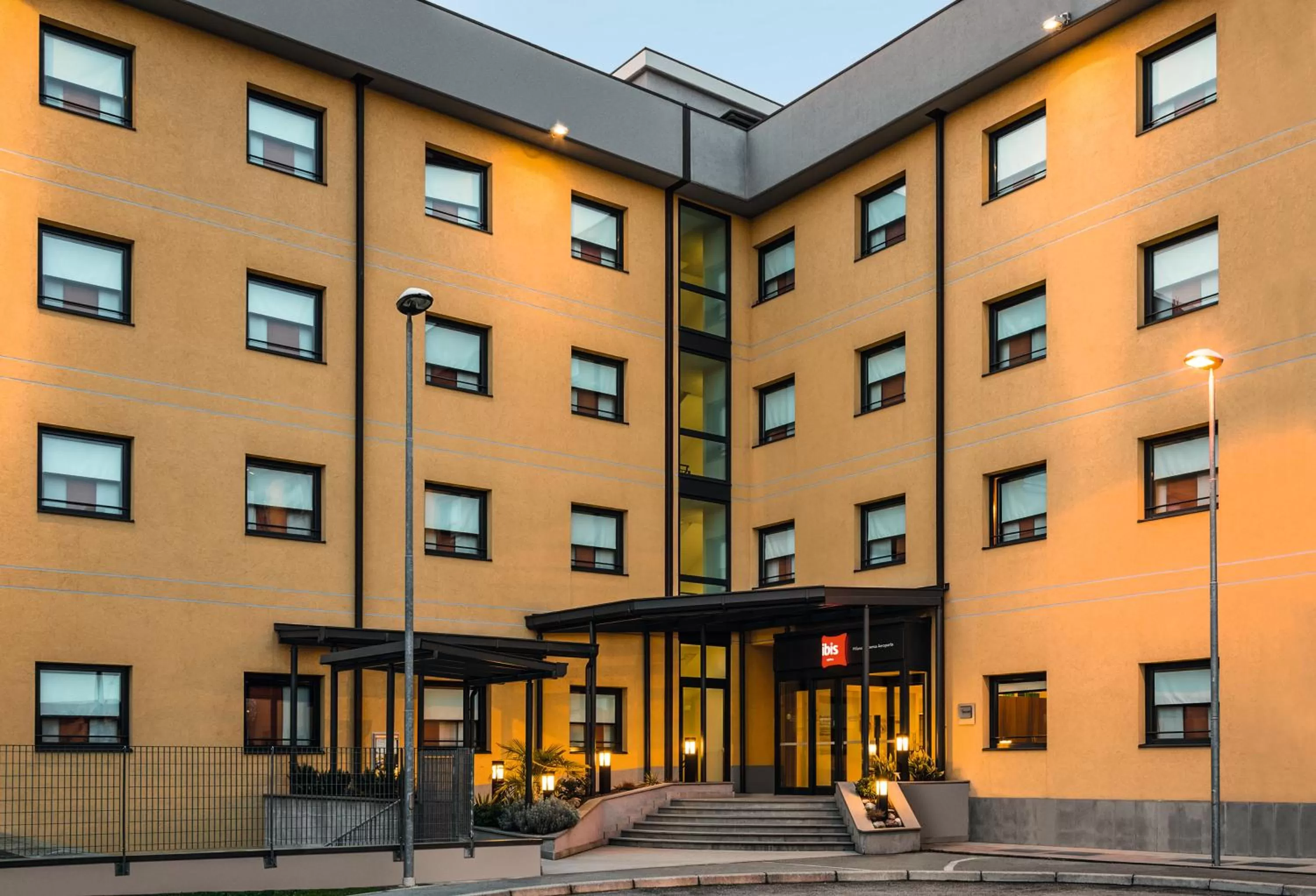 Facade/entrance in Hotel Ibis Milano Malpensa