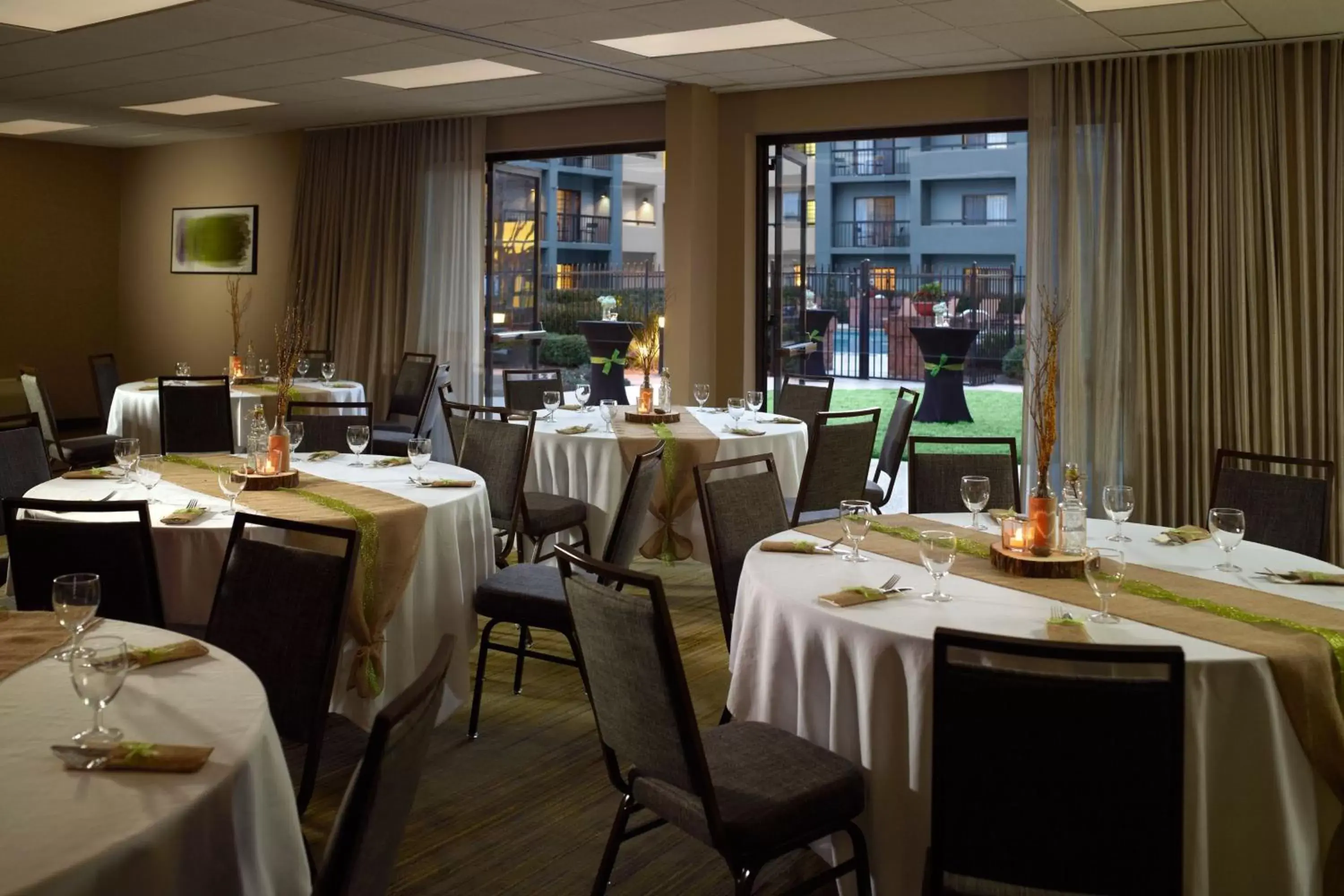 Meeting/conference room, Restaurant/Places to Eat in Courtyard by Marriott Perimeter Center
