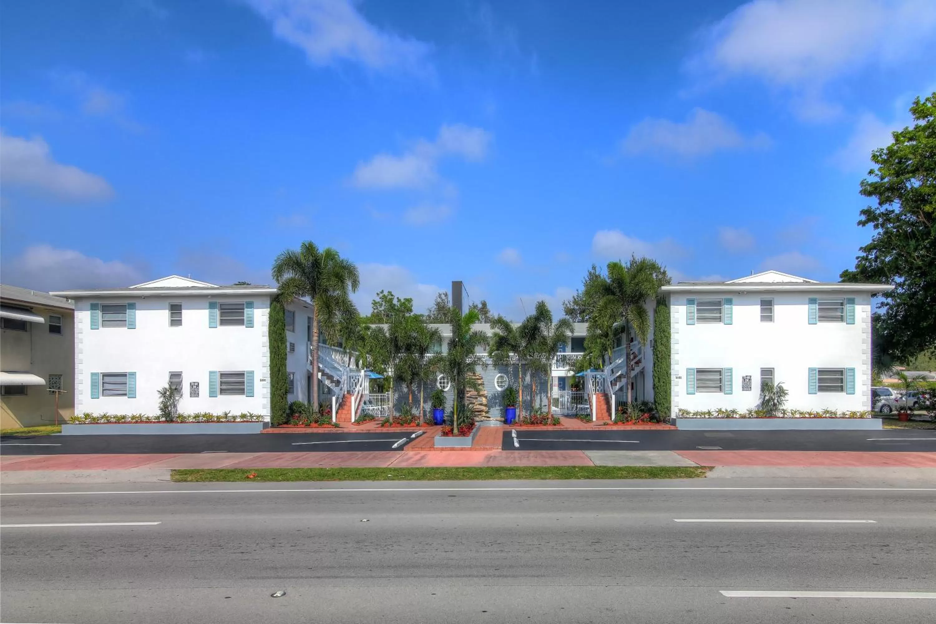 Property building in May-Dee Suites in Florida