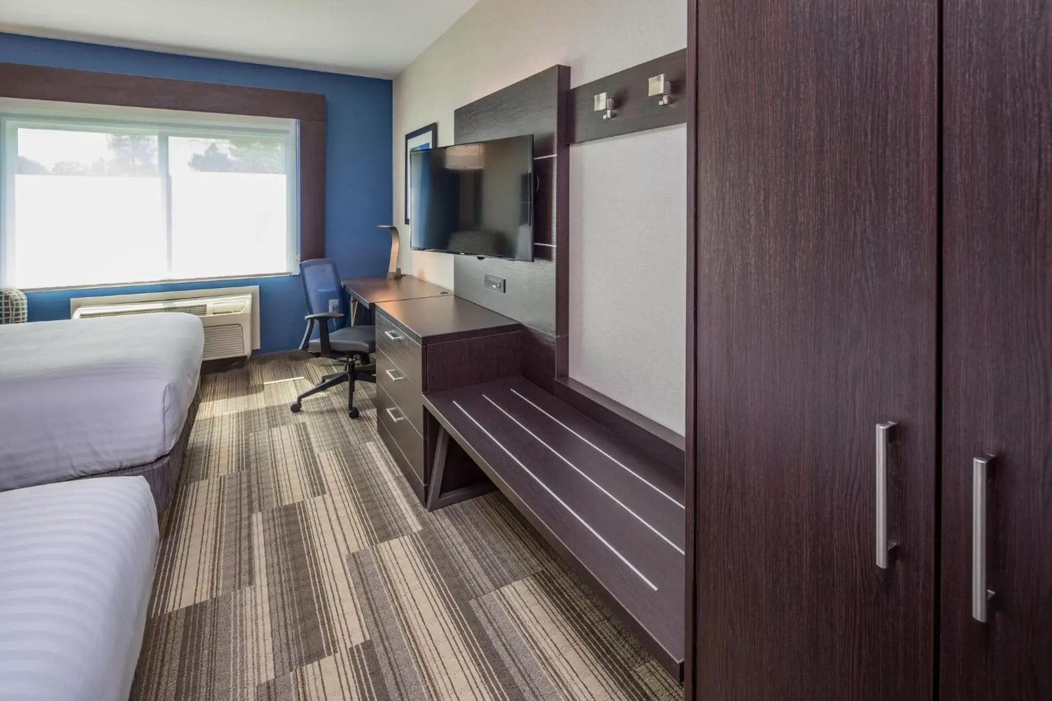 Photo of the whole room, Seating Area in Holiday Inn Express - Sunnyvale - Silicon Valley, an IHG Hotel